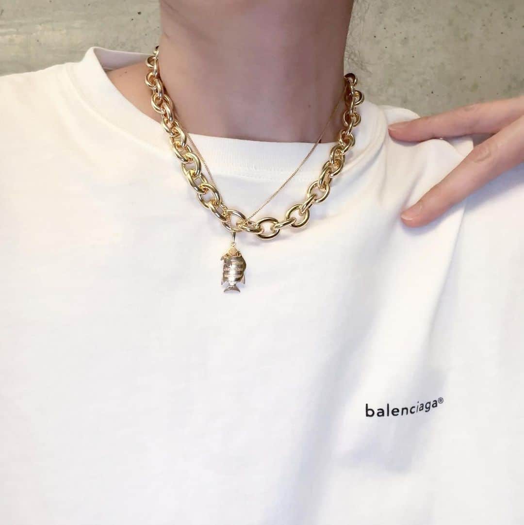 岸本佳子のインスタグラム：「⚜️🌞⚜️  西の人は金色が好き...ちゃう？  #accessories #lifestyle #qol #gold #balenciaga」