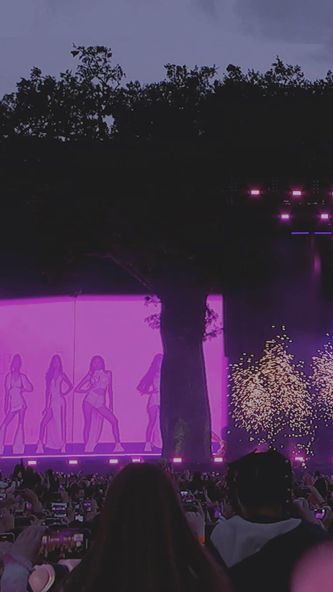 BLACKPINKのインスタグラム：「#BLACKPINK #블랙핑크 #BSTHydePark #HEADLINER #YG」