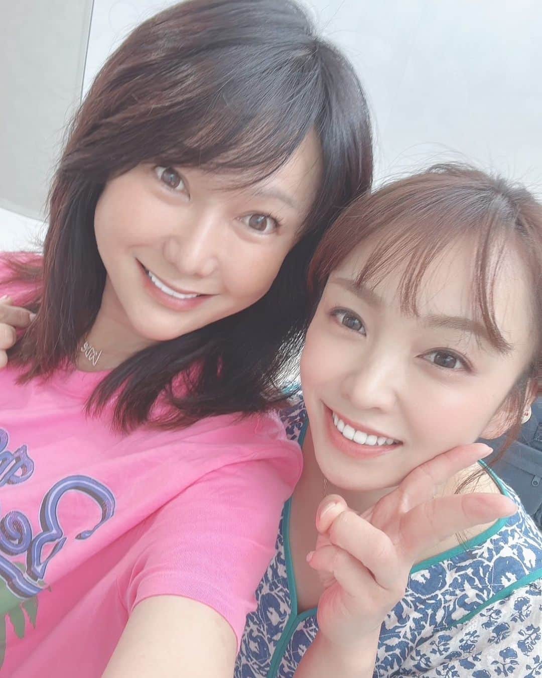 杜このみのインスタグラム：「ストーリーだと消えちゃうの寂しかったのでこっちでも🥰♡ 御園座公演で姉妹役をさせて頂いた、 大好きなはるな愛さんと☺️💐 優しくて、思いやりに溢れていて とっても素敵な愛さん☺️♡」