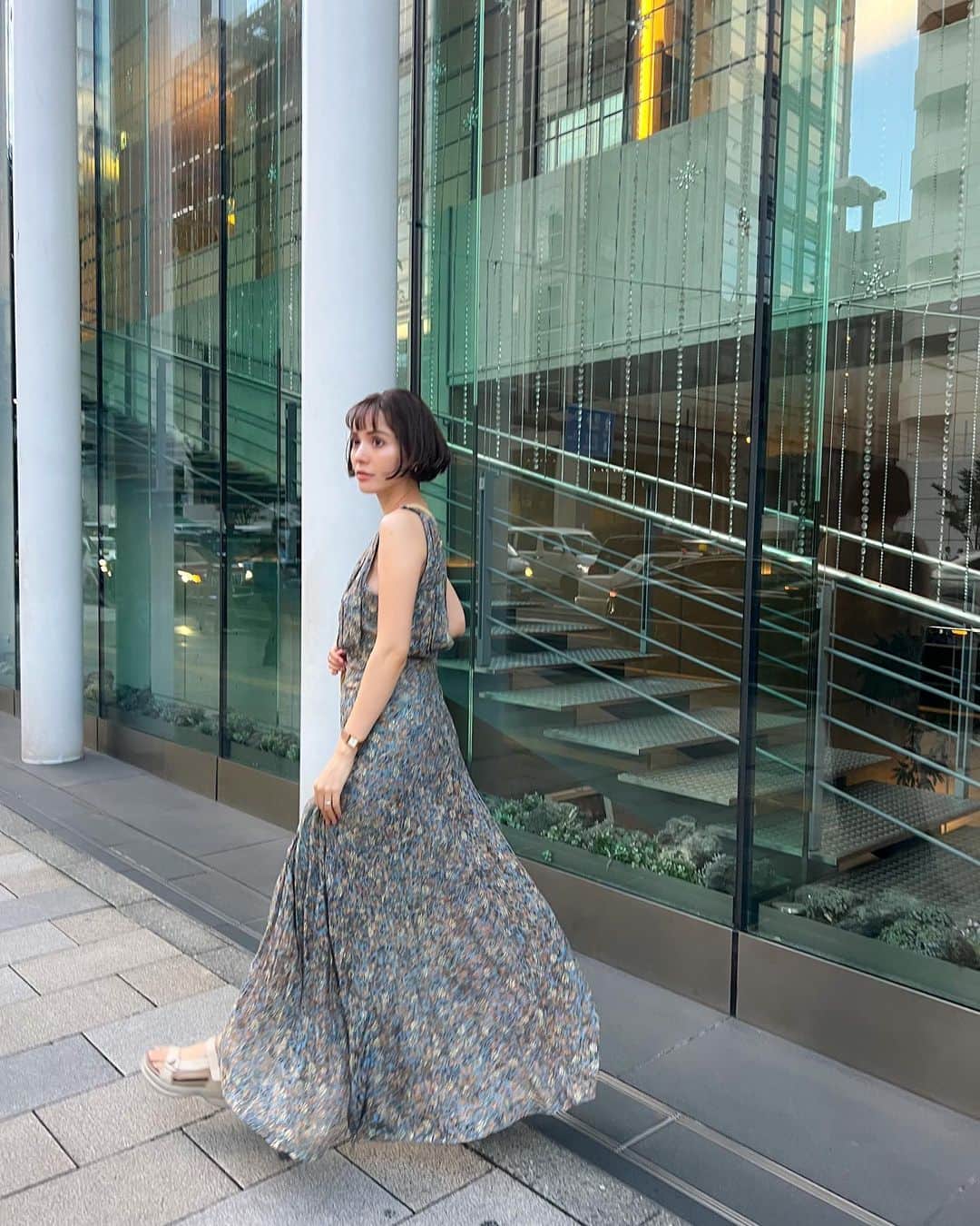 伊藤ニーナのインスタグラム：「ヘアカットをしてから、普段のファッションが新鮮な気持ちで楽しい♡  イザベルマランのイベントがあったので、イザベルマランのワンピースにイエローのバッグ💛、移動が多くてたくさん歩く予定の1日だったから @maenorichang さんコラボの歩きやすいコンクリートサンダルを合わせて👡  Bag : @vasic_japan  Dress : @isabelmarant  Sandals : @noname.japan × @maenorichang さん♡」