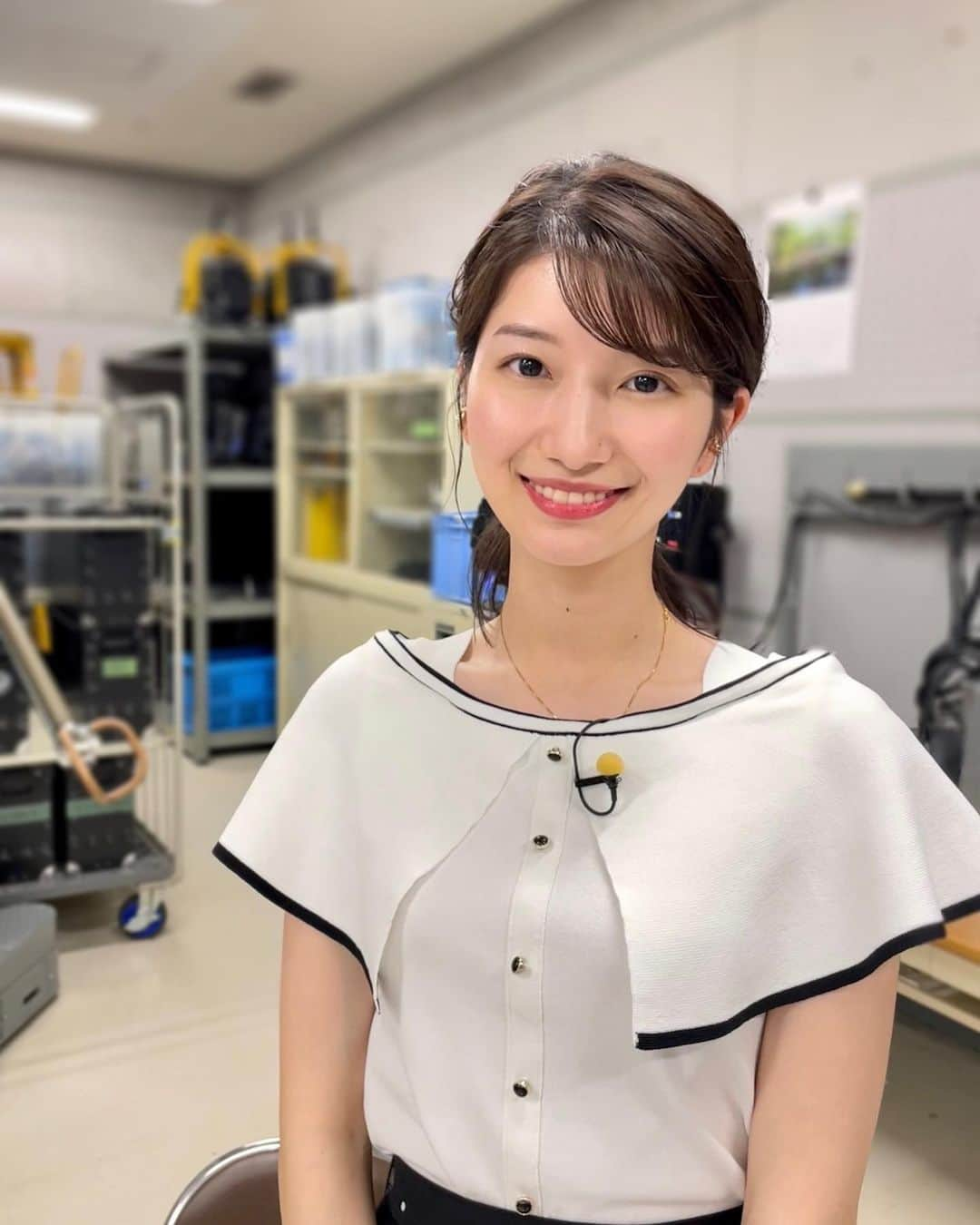 吉村恵里子のインスタグラム：「・ お疲れ様です！🍊 今朝のTHE TIME,代打出演でした。  いつも準備をしているカメラ倉庫にてパシャリ📸2枚目はスタジオでも撮ってもらいました🤲  今日も暑かったですね！ 梅雨の時期とは思えない太陽、 日傘が手放せません。  これからもっともっと暑くなると思うと このあと数ヶ月どうやって過ごせば…と気が遠くなります🤣  一週間、お疲れ様でした🐭  #暑い #口を開けば #口癖 #華金 #お疲れ様でした」