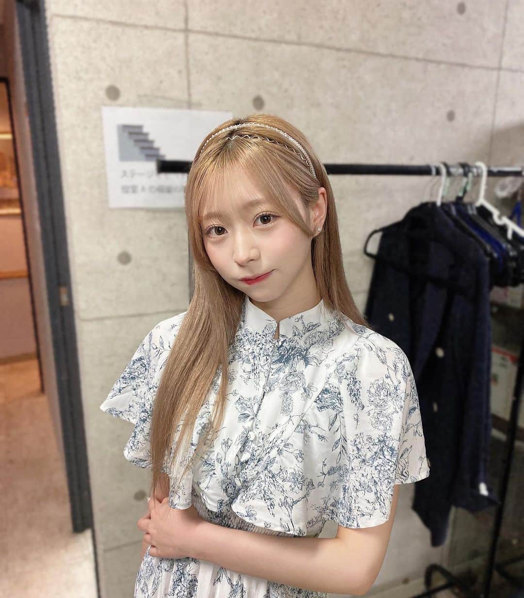 美南れなのインスタグラム：「白めの服集めたいな〜🤔🤍」