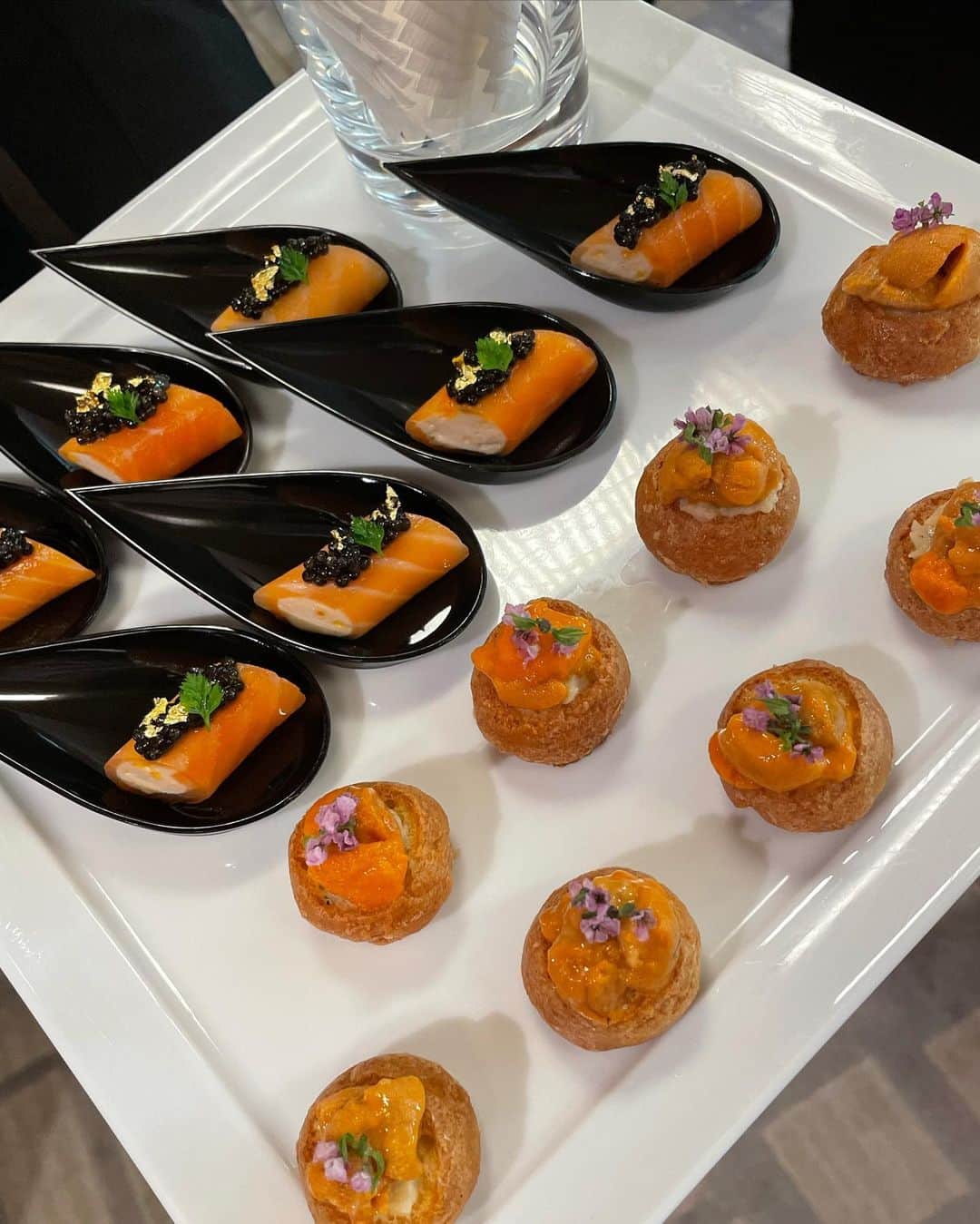里井真由美さんのインスタグラム写真 - (里井真由美Instagram)「㊗️日本人シェフ初❗️フランス料理界 最高峰の称号「M.O.F.」を獲得された「ジョエル・ロブション」関谷健一郎氏 祝賀会が開催〜🇫🇷🇯🇵  フランス大使館にて。お招き頂きました  @chef_ken_ichiro  @robuchon_tokyo  @ambafrancejp   世界から大勢の方がお見えで華やか〜  関谷氏の並々ならぬ努力、ロブション氏への敬意、フランス料理への愛、自然界や素材への感謝、周りの方々含め、熱い熱い熱意が伝わってくる素晴らしい祝賀会でした。 　  フランスでの授賞式のビデオや、ロブション氏の右腕　エリックシェフのビデオメッセージを観ていると感激で涙止まらず...  ロブション氏も喜ばれていますよね、きっと✨✨  これからもフランス料理界、日本の食文化含め食業界を応援させて頂けたらと思います。  光栄にもお招き頂き　お祝い伝えられて感謝でございます。本当におめでとうございます‼️  お祝い会で沢山の方々にお会いできて 感謝でございます㊗️  。。  M.O.F.とは、フランス文化の最も優れた継承者にふさわしい、高度な技術を持つ職人に与えられるフランス国家の称号です。  。。。  フランス大使館へは和装で🇯🇵 バリニーズバッグも♡  楽しい夜をお過ごしくださいね〜  。。。  #mof #ジョエルロブション#joelrobuchon #ロブション#robuchon #関谷健一朗 シェフ#里井真由美#フードジャーナリスト里井真由美 #フランス大使館#france #japan#着物#着物女子」7月7日 20時11分 - mayumi.satoi