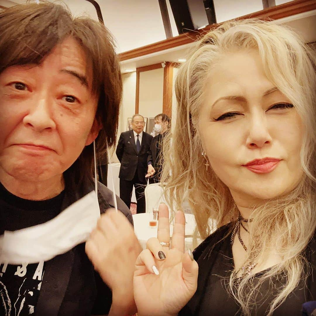 JILLさんのインスタグラム写真 - (JILLInstagram)「『友よ、静かに瞑れ』以来、  お会いすると、 いつも大きな声で  「おぉ！JILL、来たかぁ‼️」と  笑顔で迎えてくれる 崔さんが大好きでした。  最後にお会いしたのは 昨年4月。  優作さんのラスト•ショーにて。  舞台挨拶もなさって、 大きな声で全てに指示を出していたし 最後は打ち上げまで。  一杯くらいいいか！と 白ワインも飲まれていました。  今日は七夕のお別れ会。 前日の6日は崔さんのお誕生日。  今夜の会場に 全然ミュージシャンの姿がなくて ひとりでいたら シナロケの奈良さんに会えました。  あれこれ話している時に Pantaさんの訃報が伝わり なんとも言えない気持ちに。  みんな早過ぎる。  今夜、崔さんと何十年来の ご関係があった方の 素晴らしいお話を聞いていた時、 一瞬だけ、崔さんの笑い声が 静けさの合間に 聞こえたような気がしました。  『友よ、静かに瞑れ』で 共演した私の彼氏役の高柳さんとも再会。  崔さん、ありがとう。  #崔洋一  #友よ静かに瞑れ   7月22日-仙台rensaホール 7月23日_函館金森ホール —————————————- PERSONZ「I AM THE BEST TOUR」 6月18日_高知県立県民文化ホール グリーンホール 6月24日_札幌CUBE GARDEN 7月02日_ヒューリックホール東京 7月22日-仙台rensaホール 7月23日_函館金森ホール 8月04日_名古屋ダイアモンドホール 8月05日_大阪クラブクワトロ 8月11日_新潟LOTS 8月12日_高崎芸術劇場スタジオシアター 8月26日_福岡電気みらいホール —————————————-  #jillpersonz  #personz  #youtubepersonzチャンネル #note  #jillpersonz  #エアプレ #JILLプレ #ラジオ高崎 #三味線jill屋」7月7日 20時20分 - jillpersonz