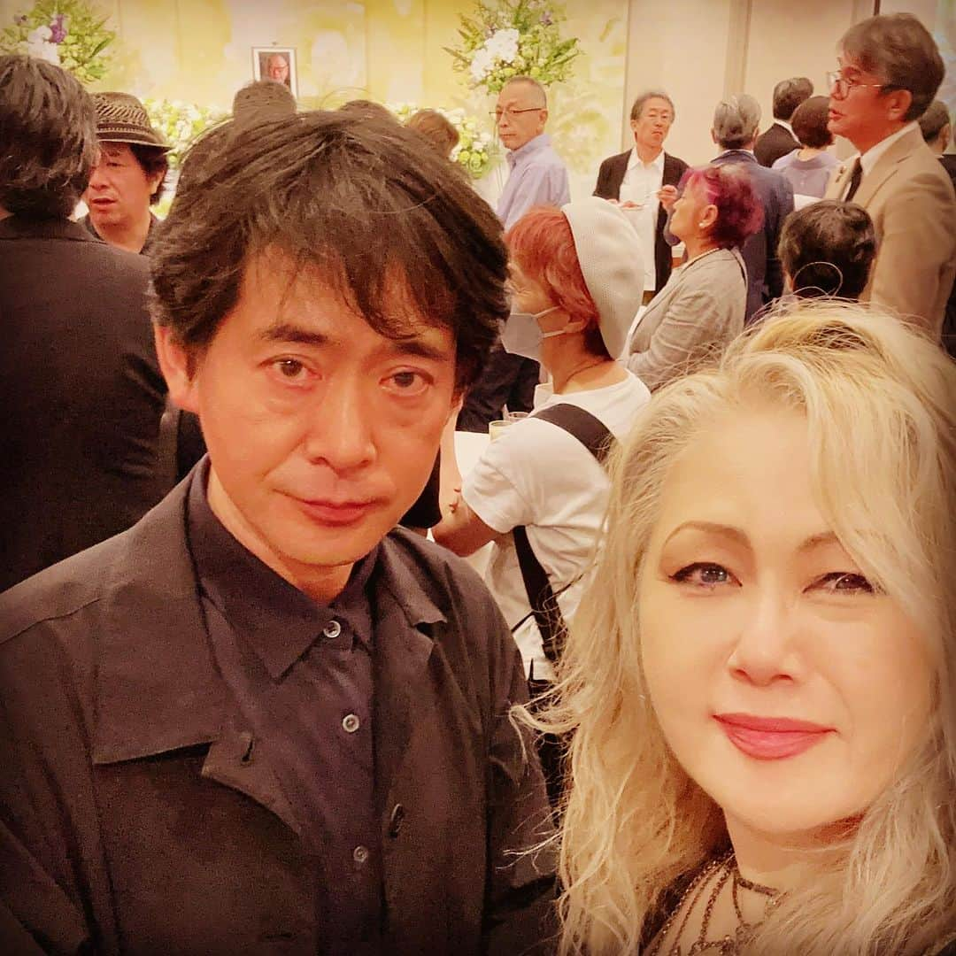 JILLさんのインスタグラム写真 - (JILLInstagram)「『友よ、静かに瞑れ』以来、  お会いすると、 いつも大きな声で  「おぉ！JILL、来たかぁ‼️」と  笑顔で迎えてくれる 崔さんが大好きでした。  最後にお会いしたのは 昨年4月。  優作さんのラスト•ショーにて。  舞台挨拶もなさって、 大きな声で全てに指示を出していたし 最後は打ち上げまで。  一杯くらいいいか！と 白ワインも飲まれていました。  今日は七夕のお別れ会。 前日の6日は崔さんのお誕生日。  今夜の会場に 全然ミュージシャンの姿がなくて ひとりでいたら シナロケの奈良さんに会えました。  あれこれ話している時に Pantaさんの訃報が伝わり なんとも言えない気持ちに。  みんな早過ぎる。  今夜、崔さんと何十年来の ご関係があった方の 素晴らしいお話を聞いていた時、 一瞬だけ、崔さんの笑い声が 静けさの合間に 聞こえたような気がしました。  『友よ、静かに瞑れ』で 共演した私の彼氏役の高柳さんとも再会。  崔さん、ありがとう。  #崔洋一  #友よ静かに瞑れ   7月22日-仙台rensaホール 7月23日_函館金森ホール —————————————- PERSONZ「I AM THE BEST TOUR」 6月18日_高知県立県民文化ホール グリーンホール 6月24日_札幌CUBE GARDEN 7月02日_ヒューリックホール東京 7月22日-仙台rensaホール 7月23日_函館金森ホール 8月04日_名古屋ダイアモンドホール 8月05日_大阪クラブクワトロ 8月11日_新潟LOTS 8月12日_高崎芸術劇場スタジオシアター 8月26日_福岡電気みらいホール —————————————-  #jillpersonz  #personz  #youtubepersonzチャンネル #note  #jillpersonz  #エアプレ #JILLプレ #ラジオ高崎 #三味線jill屋」7月7日 20時20分 - jillpersonz