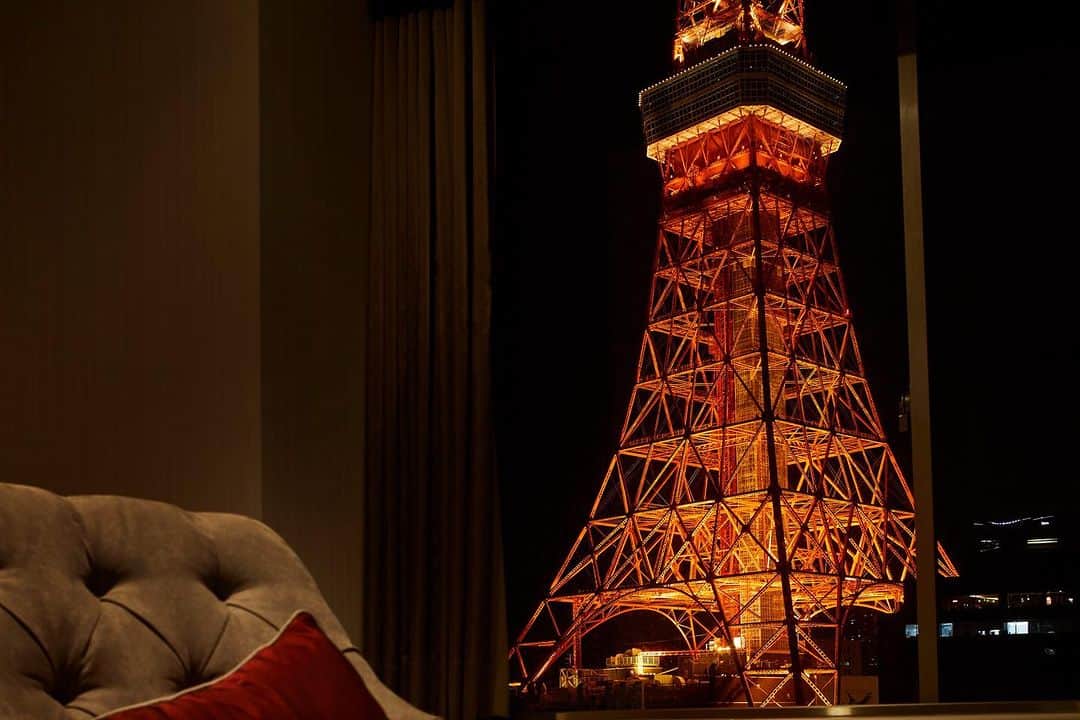 東京プリンスホテルさんのインスタグラム写真 - (東京プリンスホテルInstagram)「老舗ホテルだからこそ叶う絶景体験。   大迫力の東京タワーをお楽しみください🗼  A stirring hotel experience that only such a timeless feature of the cityscape as Tokyo Prince Hotel can provide. Admire the classical décor and perfect views of the mighty Tokyo Tower🗼  Share your own images with us by tagging @tokyoprincehotel  —————————————————————  #東京プリンスホテル #東京タワー#絶景体験 #絶景はプリンスにある #東京タワーが見えるホテル #tokyoprincehotel #tokyotower #tokyotowerview」7月7日 20時13分 - tokyoprincehotel