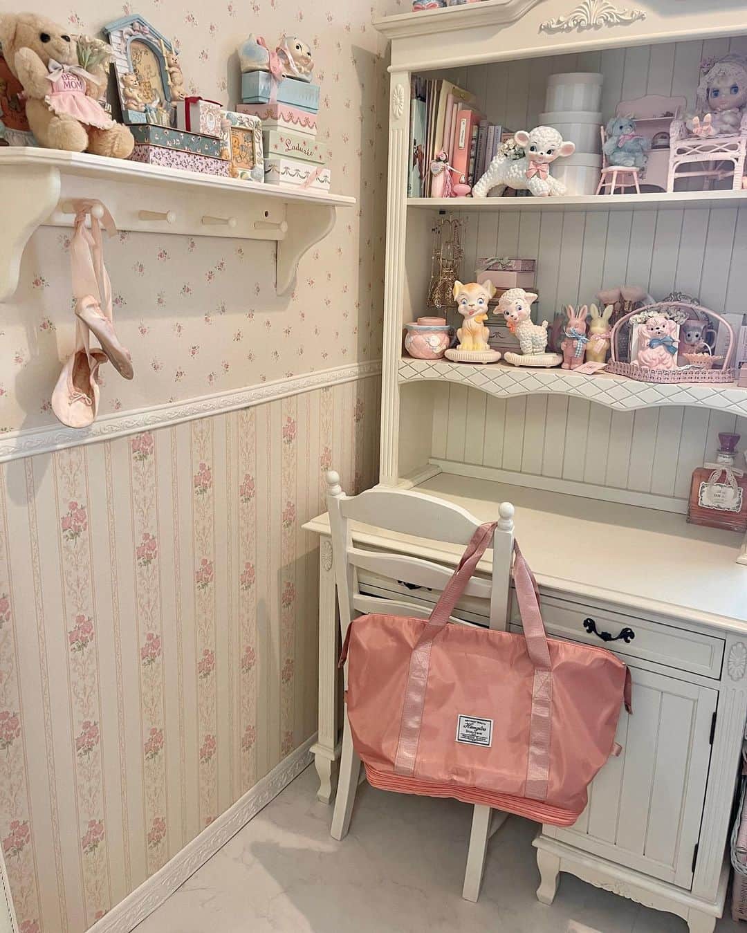 織田エリカさんのインスタグラム写真 - (織田エリカInstagram)「𝕥𝕣𝕒𝕧𝕖𝕝 𝕓𝕒𝕘👜💕  𓂃  旅行に大活躍しそうなトラベルバッグ💖  サイズが3段階に大きくなるから 旅行中に荷物が多くなった時に助かる✨  キャリーケースの取手につけられるのも とっても便利🫶🏻  𓂃  #bag #pr #myroom #room #interior #vintage #vintagegirl #antique #shabbychic #cute #frenchgirl #girly #mery #rili_tokyo #ショップにこにこ_zozotown #バッグ #旅行 #マイルーム #インテリア #アンティーク #ヴィンテージ #ルーム #シャビーシック #淡色女子 #かわいい #お部屋紹介 #ルームツアー #フレンチガーリー #ヴィンテージガーリー #ヴィンテージライク」7月7日 20時13分 - _erika0819
