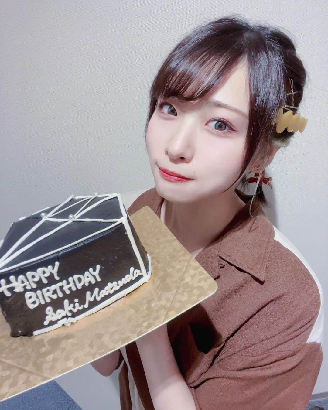 松田彩希のインスタグラム：「. #まるぼだ でいただいたケーキ まっくろなケーキの中はいちごでした  自分の番組を持てたことだけでも嬉しいのにサプライズでお祝いしてもらえてとても嬉しいです！  お祝いしてくれたみなさまありがとうございます 次はめいくちゃんも一緒がいいな！」