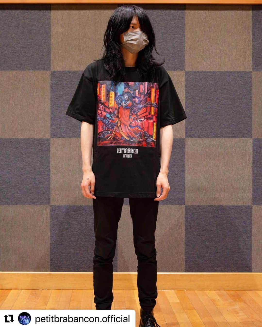 ミヤ のインスタグラム：「・・・ 「Automata」完全限定盤 購入者限定オリジナルTシャツ  リハーサル中のBa.高松浩史による 着用画像を公開🐶📸  現在 二次受付中（⚠️数量限定販売）  7/9(日)までに入金いただくと ツアー後半 仙台/横浜/福岡公演前にお届け🚛  本商品は新EP完全限定盤購入者のみ お買い求め可能💡お見逃しなく❕  @hirofumi_takamatsu」