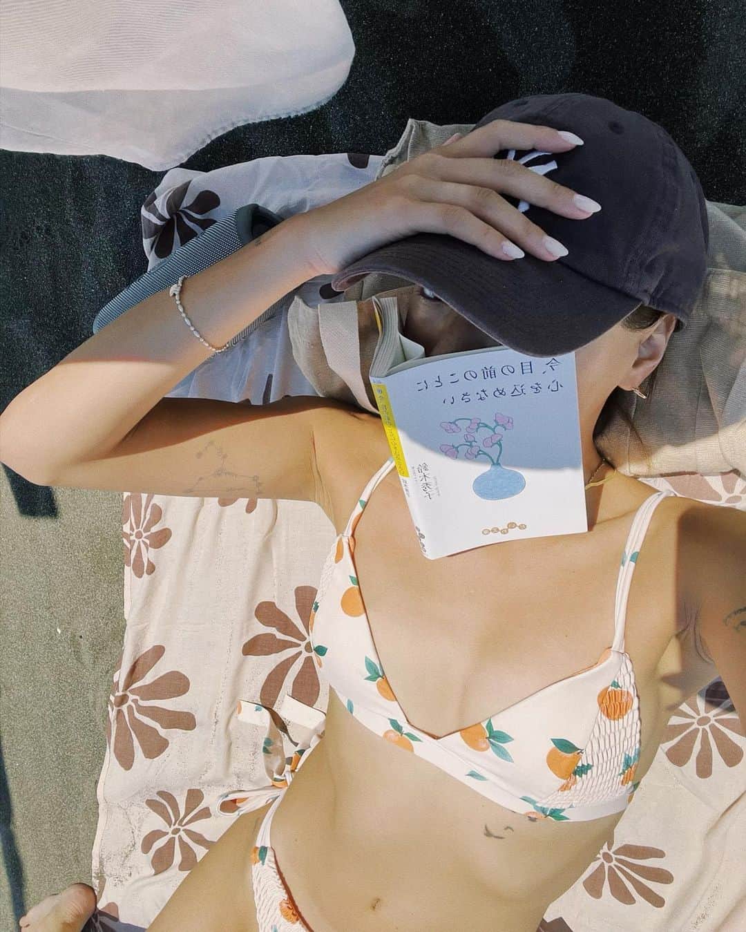 馬詰まほのインスタグラム：「Sun pls🌞🧴🚿✨ 自分のほんとうの幸せ探しします🫶🏽 #beachill #lazybaby #shonan_time #orangejuice」