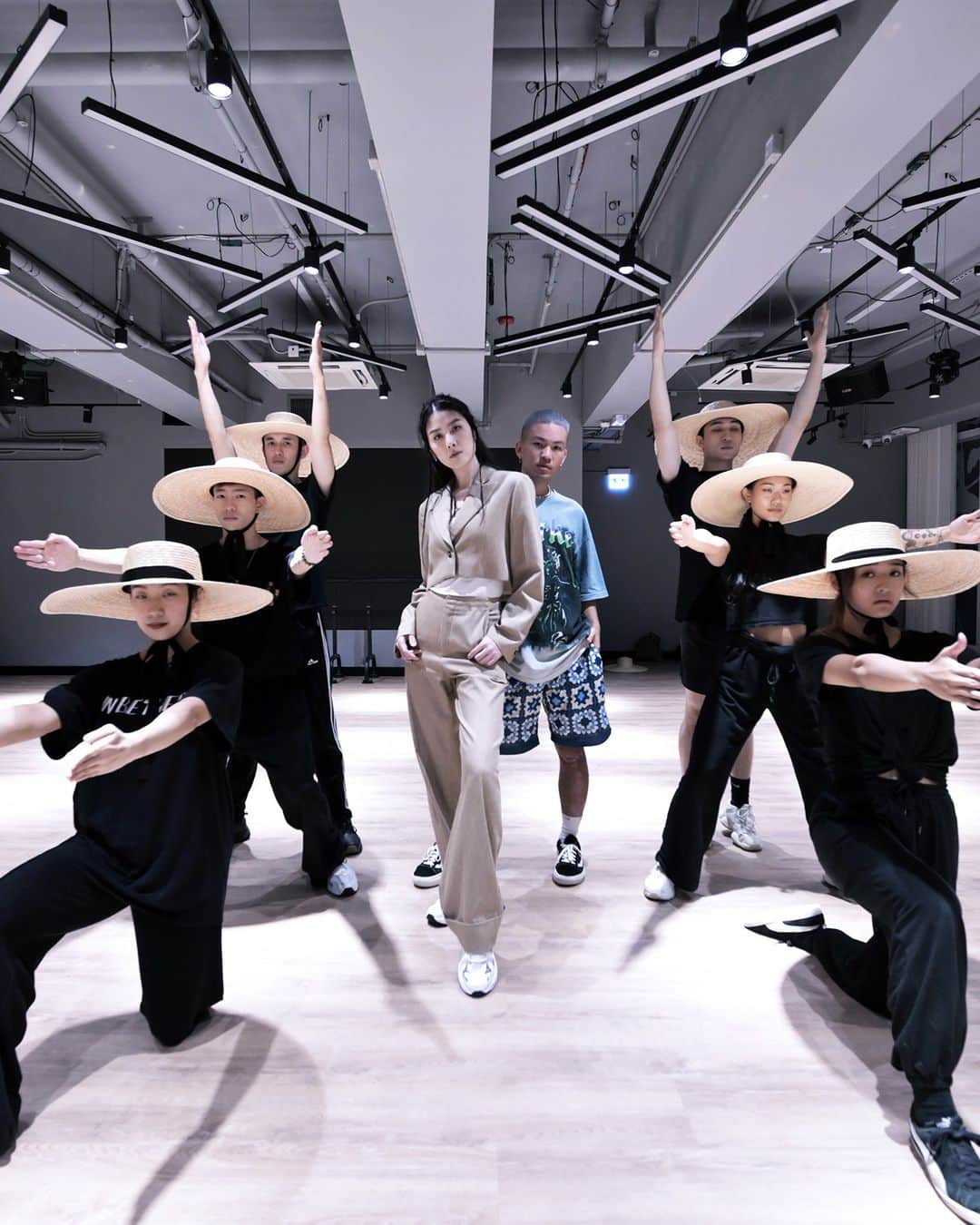 ケリー・チャン（Kelly Chen）さんのインスタグラム写真 - (ケリー・チャン（Kelly Chen）Instagram)「我同一班Dancers都準備好喇💃聽晚見！  #HarbourChillCarnival #KellyChen  #KellyDancing」7月7日 20時16分 - kellychenwailam
