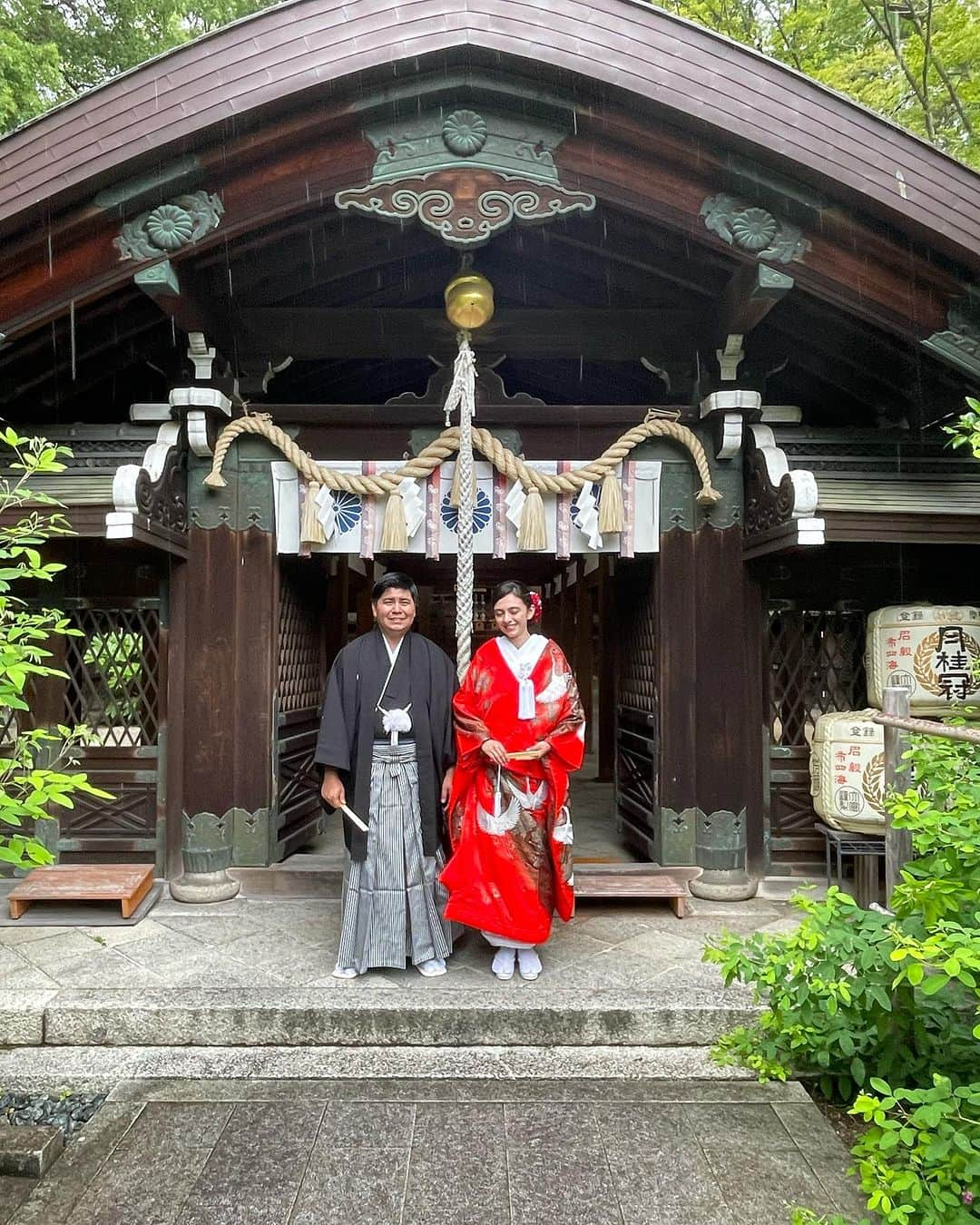 和婚スタイルのインスタグラム：「Destination wedding in Kyoto⛩️  This fall’s wedding is still available at shrines and temples in Kyoto!  Produce by @wakonstyle   #神社挙式 #白無垢 #Shintowedding #japanesetraditionalwedding #shiromuku #shrine #temple #weddingceremonyatJapan #kyotowedding #lgbtq #wakonstyle #buddhistwedding #destinationwedding #weddingphotography #happiestmoment #redtriigate #tokyo #fukuoka #kyoto #kimono #bride #weddingreception #shinto #japantrip #mtfuji #bride’shairstyle #thailand #colouredkimono #色打掛」