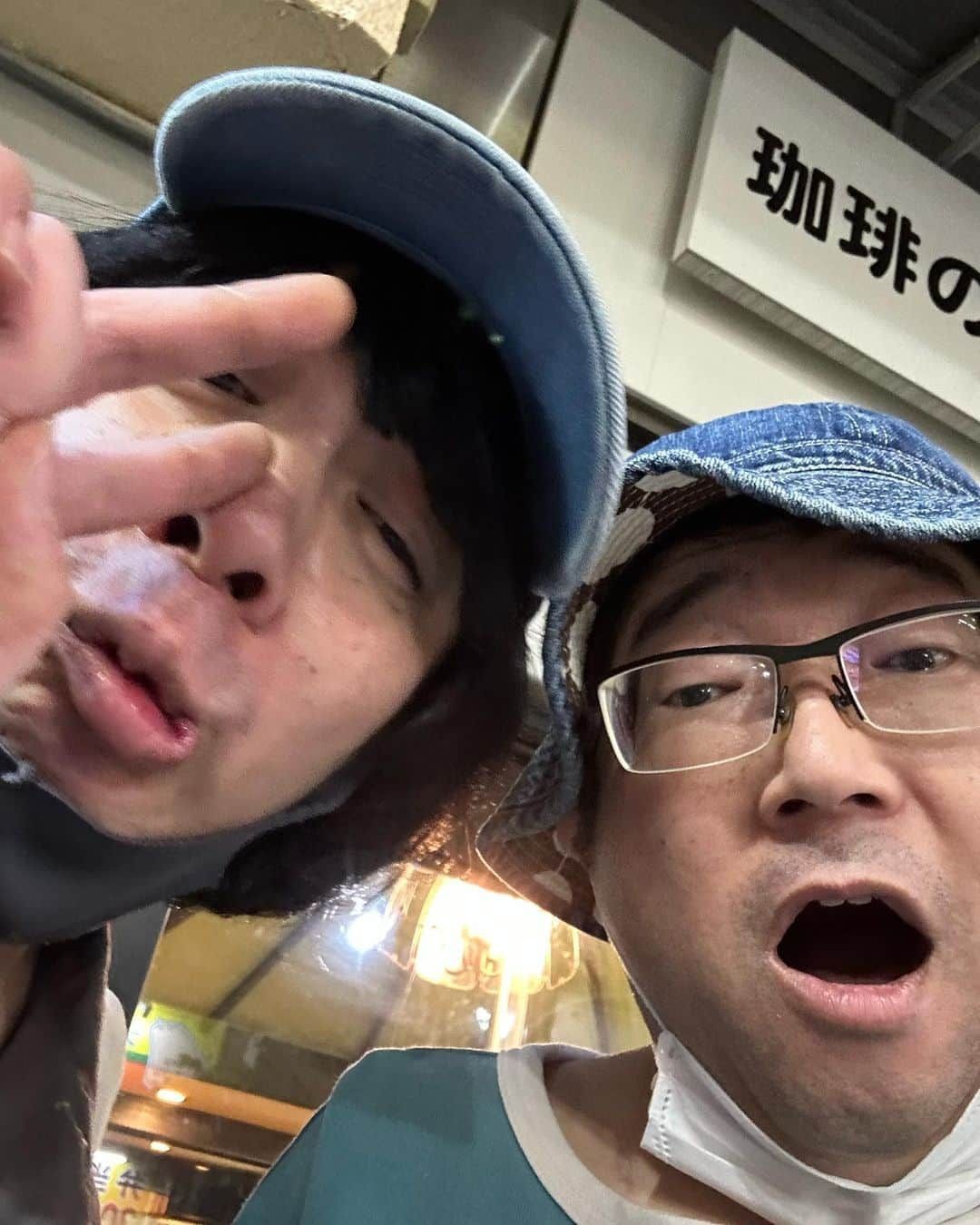 山口隆のインスタグラム：「峯田さん。 痛快な素晴らしい夜をありがとうございます！ 心が滋養で満たされました！ そして！ アイスコーヒーとうなぎのひつまぶし。 全額おごっていただきありがとうございました！大変美味でした！ またすぐこんな夜を一緒に過ごそう！ 今度はオレが寿司おごっちゃうぜーっっ‼︎‼︎😍😍  七夕の二人。」