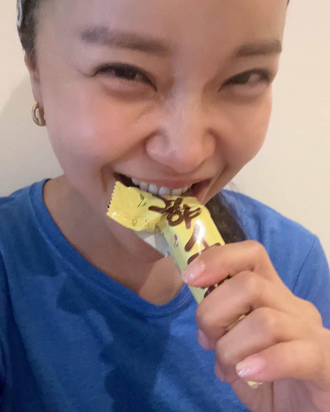 ペク・チヨンのインスタグラム：「#저그런사람아니에요 #자유시간 #편의점에서샀어요 #PPL아님주의 #유브이방에서확인하세요」