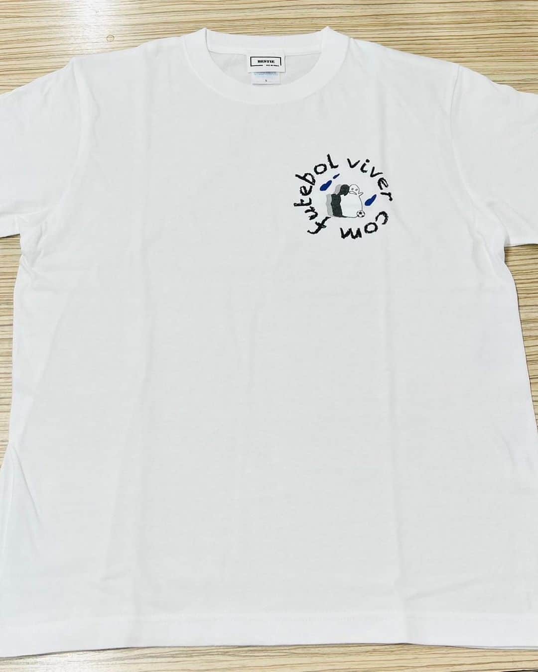 萬代宏樹さんのインスタグラム写真 - (萬代宏樹Instagram)「【Tシャツ発売】  ついに！ 自分がデザインしたTシャツが発売される事になりました👕  昔から服が好きでいつか自分が作れたらなぁと思ってました🥺  自分が着たいデザインにしました🫶  白、黒2色展開です⚪️⚫️  東北学院高校サッカー部監督の橋本先生も購入してくれました！笑  欲しい方はDMください。  #大拡散希望 #アパレル #Tシャツ #東北学院 #サッカー部 #萬代宏樹 #みんな連絡待ってる🫶」7月7日 20時29分 - bandaihiroki