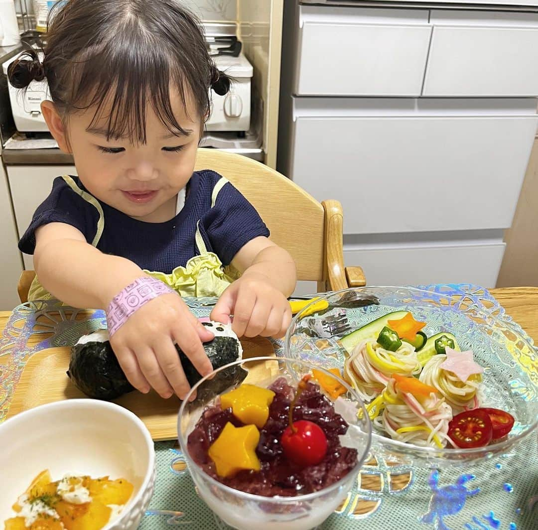 はやめいさんのインスタグラム写真 - (はやめいInstagram)「七夕ごはん 🎋 🌟  ゼリーはブルーハワイで 水色にしたかったのですが 娘はぶどう味のゼリーが好きなので 紫色になりました 🍇   少食な娘ですがとても喜んでくれて 今日はいつもよりたくさん 食べてくれました 👏🏻  七夕の願い事皆さんもしましたか？ 💭  おてての絆創膏は買ったばかりで 貼りたいだけです 🙇‍♂️笑  #🎋#七夕#七夕ごはん   #こども #こどものいる生活 #シングルマザー#シンママ#シンママライフ #こどものいる暮らし#キッズ #ママスタグラム#２歳5ヶ月 #むすめふく#プチプラコーデ  #おうちごはん #2歳ごはん」7月7日 20時29分 - haya.mei