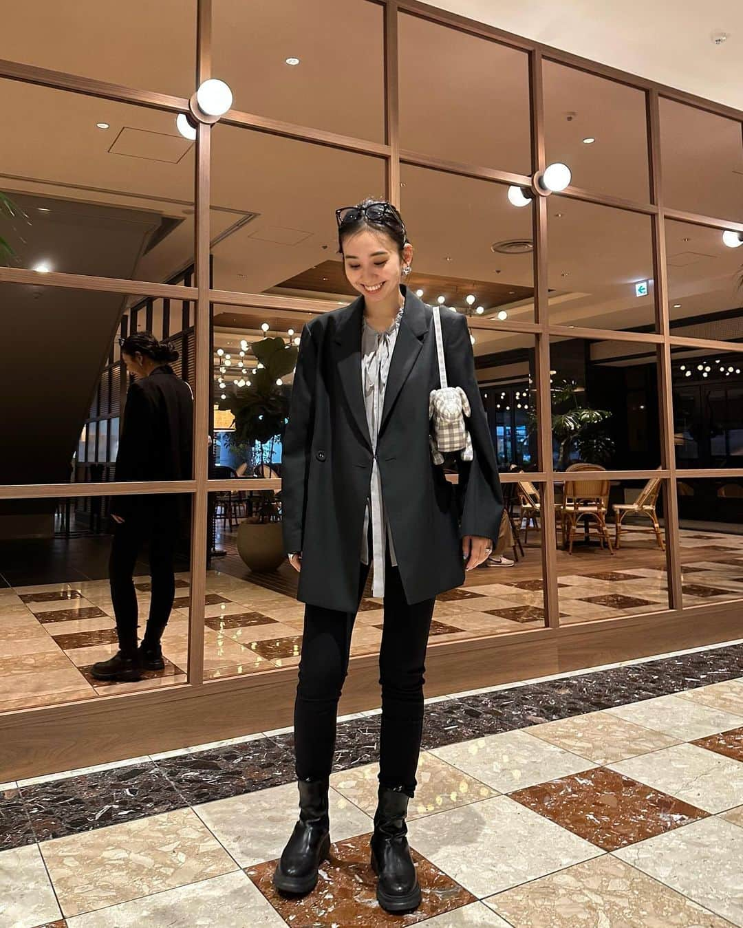 鈴木詩織さんのインスタグラム写真 - (鈴木詩織Instagram)「2〜3ヶ月前くらいに食べた肉割烹がとっても美味しかったので今更載せてみる🍖💓  お肉を使った刺し系、ステーキ、串、カレーなどの料理が小皿で出てくるので色々食べれて楽しいですっ♡  いつも早食いなオットと私なので、ゆっくり夜ごはんの時間を過ごせてよかったなぁ☺️✨  そんな日は雨だったので、雨仕様のコーデでした🙆🏻‍♀️  #shiorin_styling#しんうち#しんうち神楽坂#essenlautreamont#temperate#thombrowne#テンパレイト#トムブラウン#totem#神楽坂グルメ」7月7日 20時21分 - shiorin0802suzuki