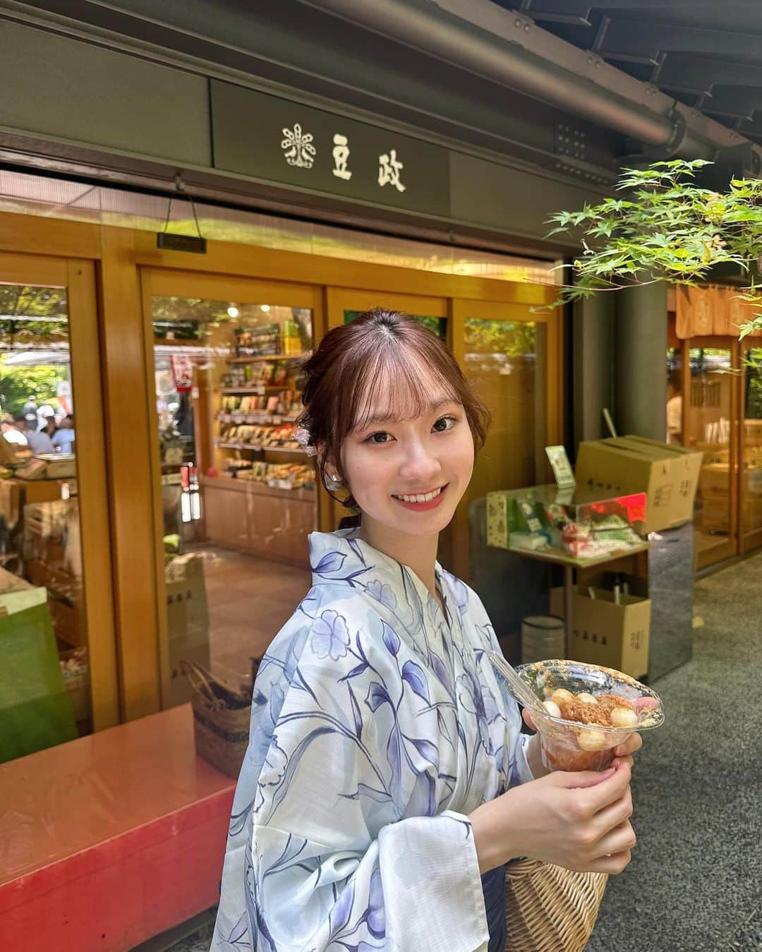 田邉彩香のインスタグラム：「ㅤㅤㅤㅤㅤㅤㅤㅤㅤㅤㅤㅤㅤ 嵐山で食べた @mamemasa.co.ltd さんの 美味しいかき氷とお団子🫶🏻 かき氷にのってる白玉ふわふわで最高やった🤭  浴衣は @rikawafuku_kyoto さんでレンタルしました🫶🏻 寒色で涼しげな浴衣めっちゃ可愛い🎐♡  #浴衣レンタル #梨花和服 #レンタル着物 #着物レンタル京都」