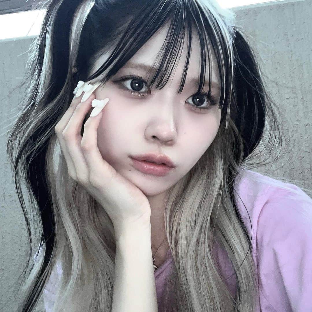謝花南のインスタグラム：「ｩ~…､♡̷ . . . . . . . . . . . #ololalens #オロラカラコン #カラコン #ロング #ロングヘア#ぱっつん前髪 #ハイトーン #インナーカラー #前髪インナー #フェイスフレーミング #ブラック #ストリート系女子  #y2kファッション #スニーカー女子 #クロミちゃん #ootd」