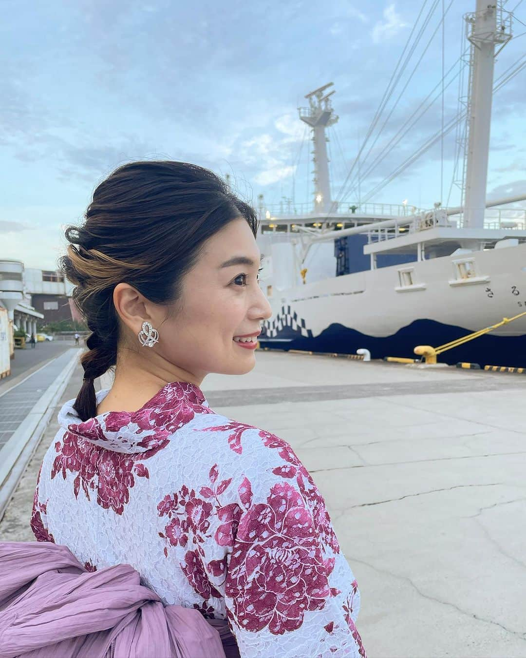 小林希のインスタグラム：「今年も始まりました🚢 東海汽船さんの納涼船✨✨ ターミナルで事前予約すると 浴衣の着付け（ヘアセットも！）が できますっ✨ 今年は、レースの浴衣にしました🤭 小船弁当（予約制）もおいしくて、 賑やかな船内をのんびり過ごしたい場合は、ぜひ予約を✨  #東海汽船 #さるびあ丸 #納涼船 #竹芝客船ターミナル」