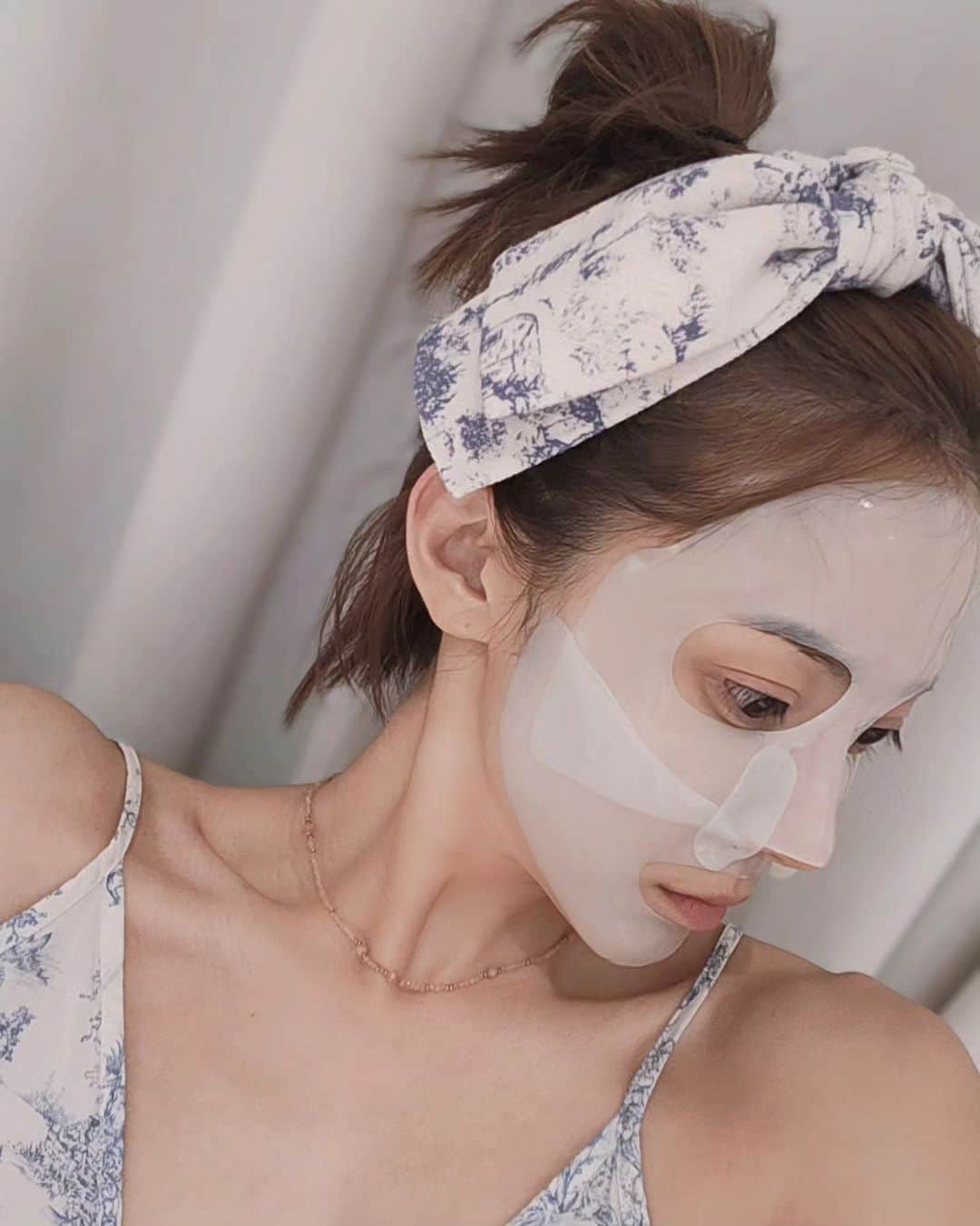 ユ・ハナのインスタグラム：「'잘했고  잘하고 있고 잘 될 것이다.'  '당신은 반드시  잘될겁니다'  어제 서점에서 산 책들인데 사고보니 뭔가.. 잘 하고싶나보다 나😁  그리고 어제 집으로 오는 길 고마운 전화한통  아마도 어제, 그런 날이였었나보다.  잘 하고있다고 생각하다가 이게 맞는지 주춤하고 있던 그런 날. 그럴때 힘이 된 나의 서점메이트와 멘탈을 잡아주는  애정어린 이야기들.  맞다,생각보다 좋은이들이 너무너무 많았다.  🎵」