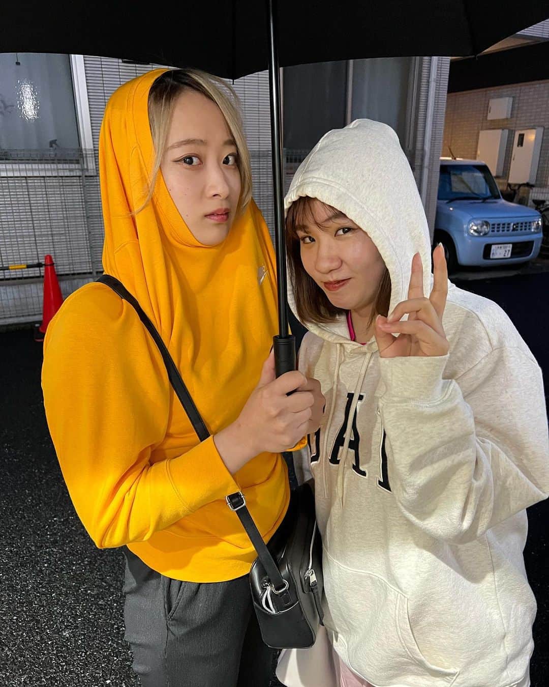 平岩優奈のインスタグラム：「え、何してんの?😶 #傘さしてるよね? #二の腕どーなってんの? #ゆなわか」