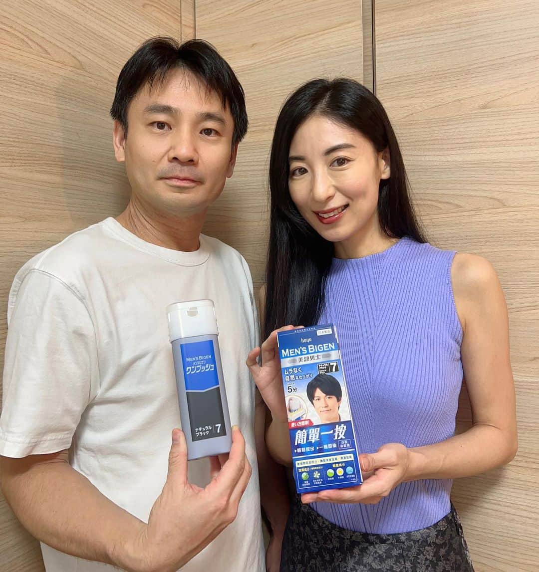 大久保麻梨子のインスタグラム：「邁入40歲的Jerry 和每個男生一樣 曾經自豪的烏黑秀髮 陸續變白 隨著白頭髮的產生帥度跟著減少了😅 Jerry從小對於染髮的印象  就是很麻煩 要混合染劑 很花時間 頭皮會癢癢的 然後很臭！ Jerry的染頭髮初體驗，我選用來自日本的「美源男士簡單一按染髮霜」 這次的體驗(7號自然黑色) 完全顛覆Jerry的印象 簡單一按擠上，梳開，停留(最快五分鐘)，沖洗，吹乾 過程輕鬆舒服 還蠻好玩的  讓染髮的過程還可以變成夫妻休閒娛樂之一 hoyu是在日本家喻戶曉的品牌 所以我比較安心讓Jerry使用 特別是隨附的染髮梳 專為男士短髮而設計，連鬢角也能輕鬆上色 而且容器有防氧化作用 一瓶可以分多次使用 方便隨時局部補染 和大家分享 最近使用的好產品～ 終於Jerry出門時恢復從前的自信囉～  #美源男士 #簡單一按 #最快5分鐘徹底遮白」