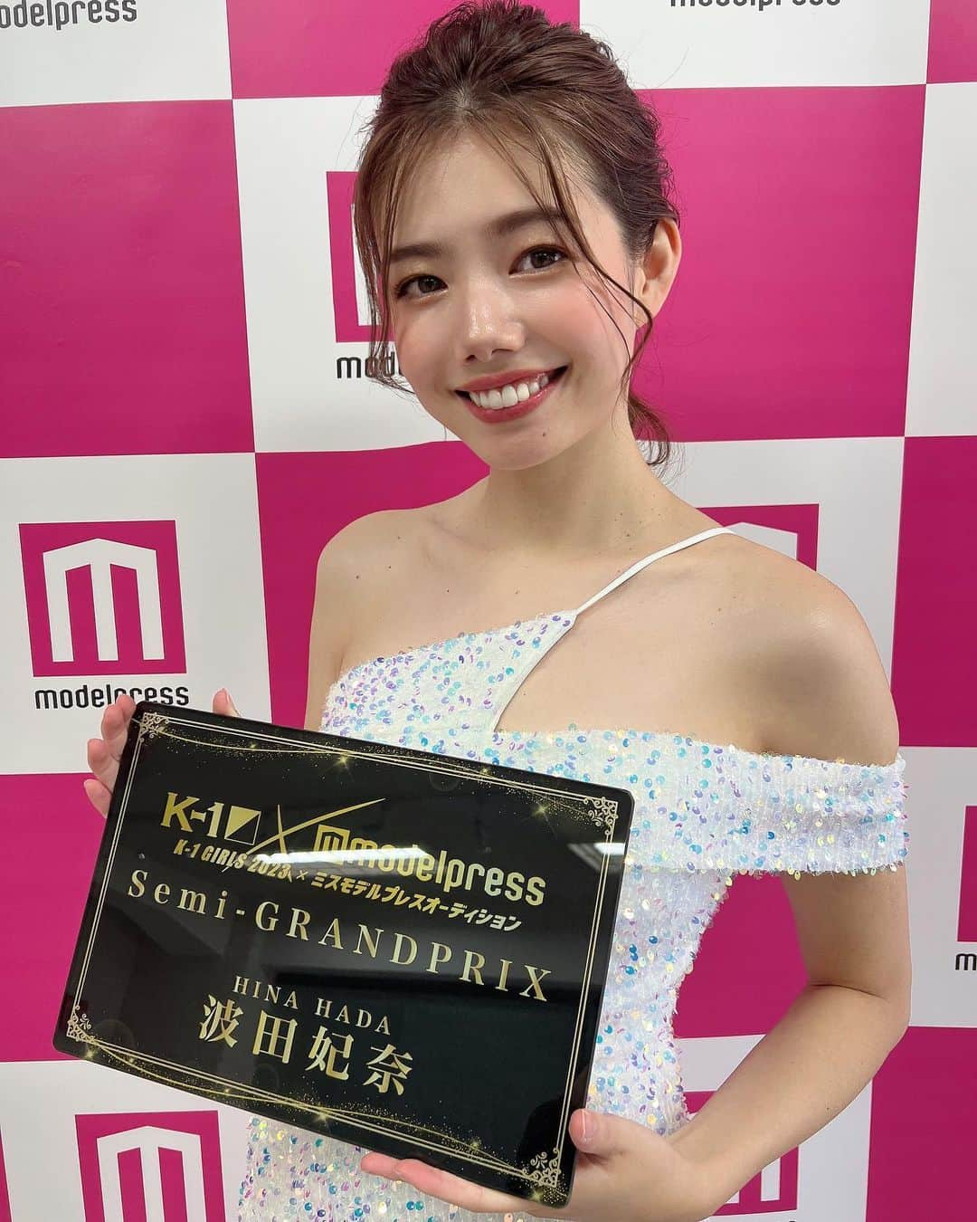 波田妃奈のインスタグラム：「この度K-1GIRLS2023ミスモデルプレスオーディションにて、なんと…  【準グランプリ🏆】いただきました！  写真は先日撮影した授賞式の様子です💖 後ほどインタビュー記事も @modelpress に掲載されるので ぜひみてね👀  3月の投票審査では皆さんにも協力いただき ブロック1位、総合3位の結果に✨ 最終選考への切符を掴み、結果は準グランプリ🏆  今回グランプリのK-1 GIRLS年間契約を逃したことは 正直なところ…めっっちゃくちゃ悔しい😭ですが 公開オーディションという初挑戦の場で 数多くの応募者の中からこんな素敵な賞をいただけた経験は 人生の財産になりました！！  何より普通の平凡な会社員だった私に こんな大チャンスが巡ってきたこと、その全てのご縁に 感謝の気持ちでいっぱいです！💝  私の強みは"等身大の私自身"だと思うので 今後も何事も型にハマらず自分らしく思いっきり挑戦し "好き"を追求して成し遂げたい目標に向かって走り続けます💨 その時の経験や感情などを様々な形で発信し続けます📣 誰かの一歩踏み出すきっかけや明日への活力に なったら嬉しいです🌟  いつも応援ありがとうございます。 これからももっともっと頑張るので どうかよろしくお願いします。  波田 妃奈  #k1girls2023ミスモデルプレスオーディション #k1girls #ラウンドガール #ミスモデルプレス準グランプリ #会社員ラウンドガール #オーディション結果 #ボディメイク #フィットネス #トレーニング #ひなトレ🐥 #ダイエット #ヘルシー #モデル #エニタイム女子 #波田妃奈 #workout #bodymake #fitness #gym #healthy #japangirl #model #パーティドレス #イブニングドレス #dress」