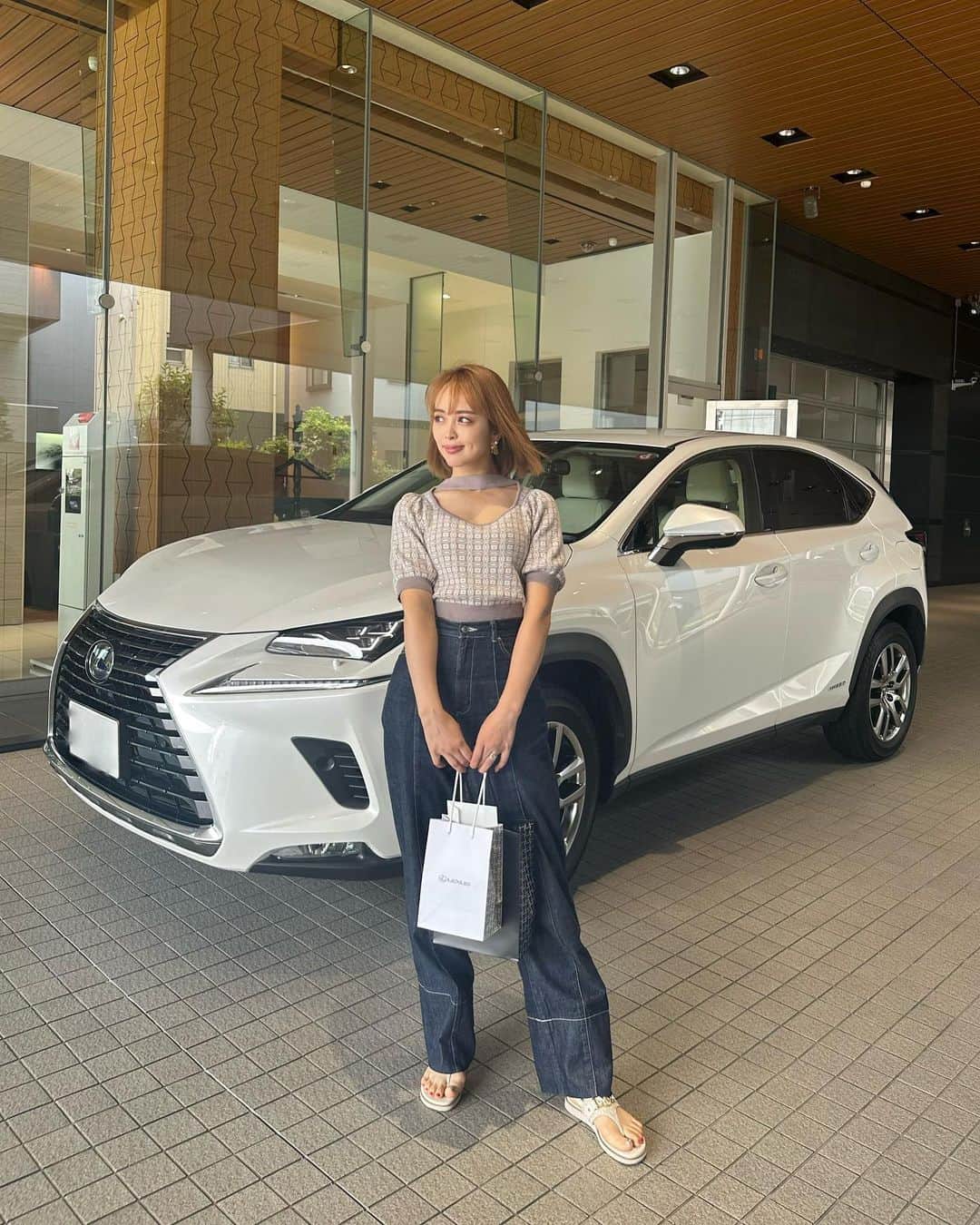 板橋瑠美のインスタグラム：「メンテナンスしてきました❤︎ ⁡ ⁡ ⁡ いやー本当相変わらずLEXUSさんは、手厚いサポートに本当に神がかった接客でいつも感動してしまいます。 ⁡ ⁡ いつもインスタを見てくださってて担当されている方が、 ほんまでっか？！TVでた時に娘さんに、お客様なんだよーって言ったらすごいー！と鼻が高かったってお話をしてくださり、 そのように感じてくださると仕事頑張ってきてよかったなーっめ心から思いましたし、 これからもお仕事、頑張ろう！！って思いました^ ^ ⁡ ⁡ ⁡ 納車した時のようなピカピカになって戻ってきて嬉しかったー^ ^ ⁡ ⁡ ストーリーにも書いたように、本当に今日は始めて乗って帰ったあの日を思い出して初心に返れました💓 ⁡ ⁡ 本当に当たり前なことなんかなくて、こんな素敵な車に乗れること、感謝しかないです❤︎^ ^ ⁡ ⁡ 本当にこの子に出会えてよかったです✨✨^ ^ ⁡ ⁡ これからも相棒ちゃん、よろしくね❤️」