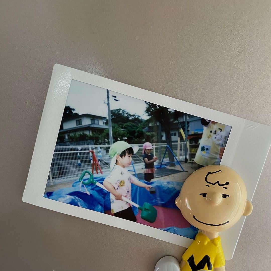 MAKI MIYAMOTO 宮本真紀さんのインスタグラム写真 - (MAKI MIYAMOTO 宮本真紀Instagram)「. 保育園で貰ったチェキの写真可愛いくて冷蔵庫に😂♡ 貼るの便利すぎて一向に綺麗にならないうちの冷蔵庫。  #冷蔵庫の扉」7月7日 20時39分 - makime_me_