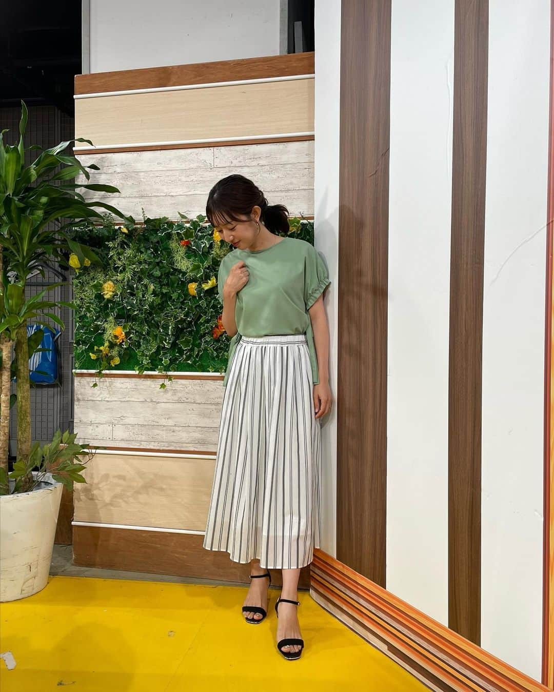 豊崎由里絵さんのインスタグラム写真 - (豊崎由里絵Instagram)「. 七夕らしいことはなーんにもできず とりあえず大阪へ！🥹  明日は9:30〜 ABCテレビ「正義のミカタ」生放送に出演します！🔥 関西の皆さまぜひ見てね〜😍✨  写真はモニフラ衣装たち👏  🍀7/3(月)【グリーン袖リボン付きトップス＋白ストライプスカート】 トップス＋スカート→@its_international_official_  🍀7/4(火)【白袖ケープブラウス＋イエローレーススカート】 ブラウス→@m_maglie_le_cassetto_official  🍀7/5(水）【グリーンワンピース】 ワンピース→@its_international_official_  🍀7/7(金)【ブルーストライプフレンチスリーブシャツ＋白レーススカート】 シャツ→its_international_official_  スカート→@m_maglie_le_cassetto_official  #アナウンサー衣装　#アナウンサーコーデ  #アナウンサー」7月7日 20時38分 - yurietoyosaki