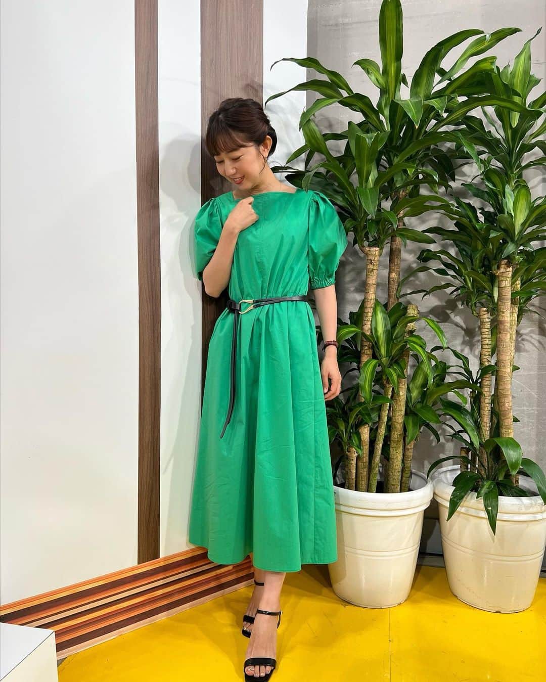 豊崎由里絵さんのインスタグラム写真 - (豊崎由里絵Instagram)「. 七夕らしいことはなーんにもできず とりあえず大阪へ！🥹  明日は9:30〜 ABCテレビ「正義のミカタ」生放送に出演します！🔥 関西の皆さまぜひ見てね〜😍✨  写真はモニフラ衣装たち👏  🍀7/3(月)【グリーン袖リボン付きトップス＋白ストライプスカート】 トップス＋スカート→@its_international_official_  🍀7/4(火)【白袖ケープブラウス＋イエローレーススカート】 ブラウス→@m_maglie_le_cassetto_official  🍀7/5(水）【グリーンワンピース】 ワンピース→@its_international_official_  🍀7/7(金)【ブルーストライプフレンチスリーブシャツ＋白レーススカート】 シャツ→its_international_official_  スカート→@m_maglie_le_cassetto_official  #アナウンサー衣装　#アナウンサーコーデ  #アナウンサー」7月7日 20時38分 - yurietoyosaki