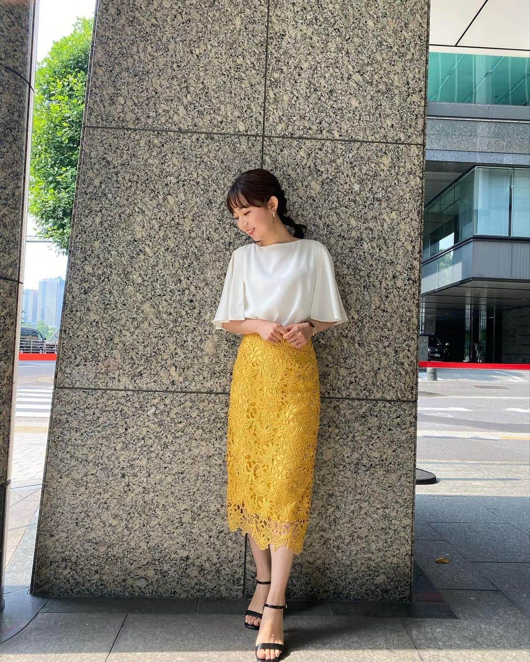 豊崎由里絵のインスタグラム：「. 七夕らしいことはなーんにもできず とりあえず大阪へ！🥹  明日は9:30〜 ABCテレビ「正義のミカタ」生放送に出演します！🔥 関西の皆さまぜひ見てね〜😍✨  写真はモニフラ衣装たち👏  🍀7/3(月)【グリーン袖リボン付きトップス＋白ストライプスカート】 トップス＋スカート→@its_international_official_  🍀7/4(火)【白袖ケープブラウス＋イエローレーススカート】 ブラウス→@m_maglie_le_cassetto_official  🍀7/5(水）【グリーンワンピース】 ワンピース→@its_international_official_  🍀7/7(金)【ブルーストライプフレンチスリーブシャツ＋白レーススカート】 シャツ→its_international_official_  スカート→@m_maglie_le_cassetto_official  #アナウンサー衣装　#アナウンサーコーデ  #アナウンサー」