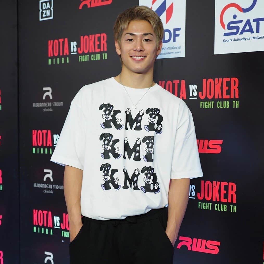三浦孝太のインスタグラム：「ファンの皆さん、いつも応援ありがとうございます！ 今回、 僕のアパレルブランド「KMB」を8月に発売します✨ 詳しい情報は、今後KMB公式アカウントより投稿いたしますので、ぜひ皆さんフォローしてチェックしてください🥰  KMB 公式アカウント @kotamiurablack  For fans, thank you for supporting me, always. I will launch my apparel brand called “KMB” in August 2023.  Please follow KMB official account!  I hope “KMB” makes your daily life happier.  KMB Official Account @kotamiurablack  #kmb #kotamiurablack #🐰」