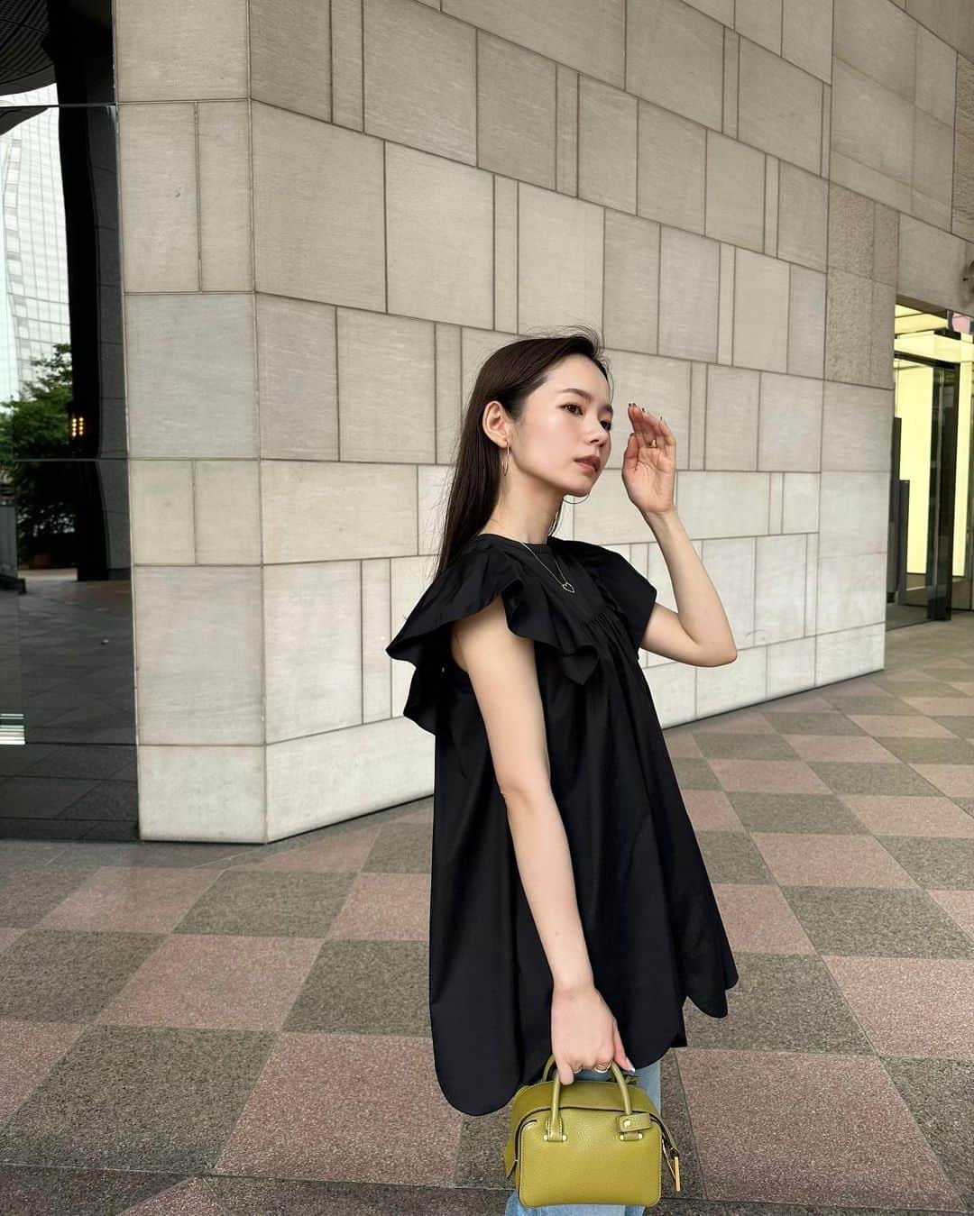 宮所舞のインスタグラム：「. お久しぶりの #dkr服 🖤 毎日暑くてバテバテ🫠。。  夏バテ気をつけましょう。  blouse / @newans.official」