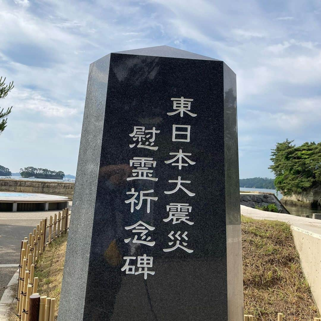 てんパパさんのインスタグラム写真 - (てんパパInstagram)「東へ。 仙台を越えて、松島で一泊。 松島の海が見える宿に泊まり、牡蠣や牛タンに舌鼓を打ち、 夕方は福浦橋、朝は五大堂、海辺を散策、それで松島満足しちゃいました。 #瞬間移動犬  #松島 #松島センチュリーホテル #福浦橋 #五大堂 #ママとてん  #てんこのふるさと旅 #番外編」7月7日 20時47分 - tenchan.shiba