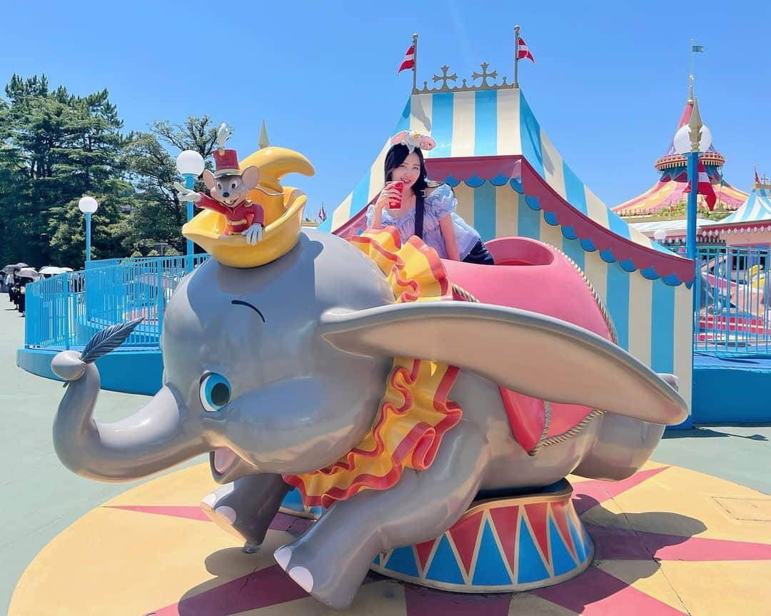 山邊未夢のインスタグラム：「🐘 🎪   ダンボにダンボは流石に可愛いッ  絶対撮りたかったからちびっこ達の列に並んで大人の私も撮ったよ笑  この日はダンボの為のコーデ！  #ディズニー #ディズニーランド #ディズニーコーデ #ディズニー写真部 #ディズニーリゾート #ディズニー部 #ディズニー写真  #Disney #disneyland #disneygram #disneylove #tokyo #tokyodisneyland #tokyodisneyresort #ダンボ #Dumbo #写真 #映え  #映えスポット #夏 #青空 #夏コーデ #ディズニーカチューシャ #アイドル #japan」