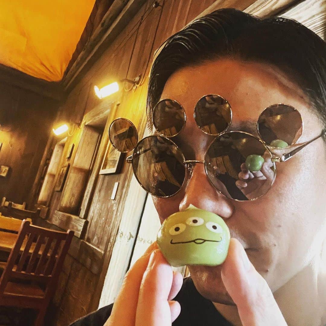 のインスタグラム：「【自撮り】  人生で初めて東京ディズニーシーへ行ってきました。  いや、そんなことよりおもしろサングラス！自撮り指全見え！6レンズに丸映り！目6個！グッズ攻めすぎ！  #ディズニーシー #リトルグリーンまん #合計目9個」