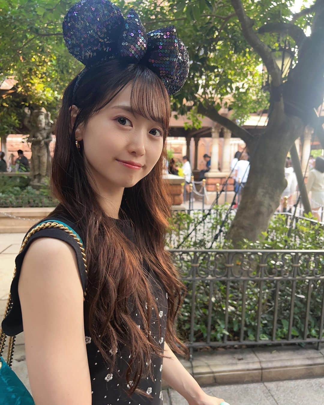 芹澤優のインスタグラム：「🐭  親友と行ってきた！！！ ちょうどメイクさんのいてくれるお仕事の後だっから仕上がってるでしょ？笑　  私服 トップス　@clane_official  ワンピース　@lily_brown_official @maryquant_official  バッグ　@gucci   カチューシャはにちかちゅとお揃いのやつー！！！ とってもお気に入り！！！ 夢の国は何度でもいつまでも行きたい！！！！  #今日は11歳のお誕生日です #よくここまで続けてきました #アイドル12年目 #そして社会人12年目 #プリティースーパーパワー #爆発させるぜええ」