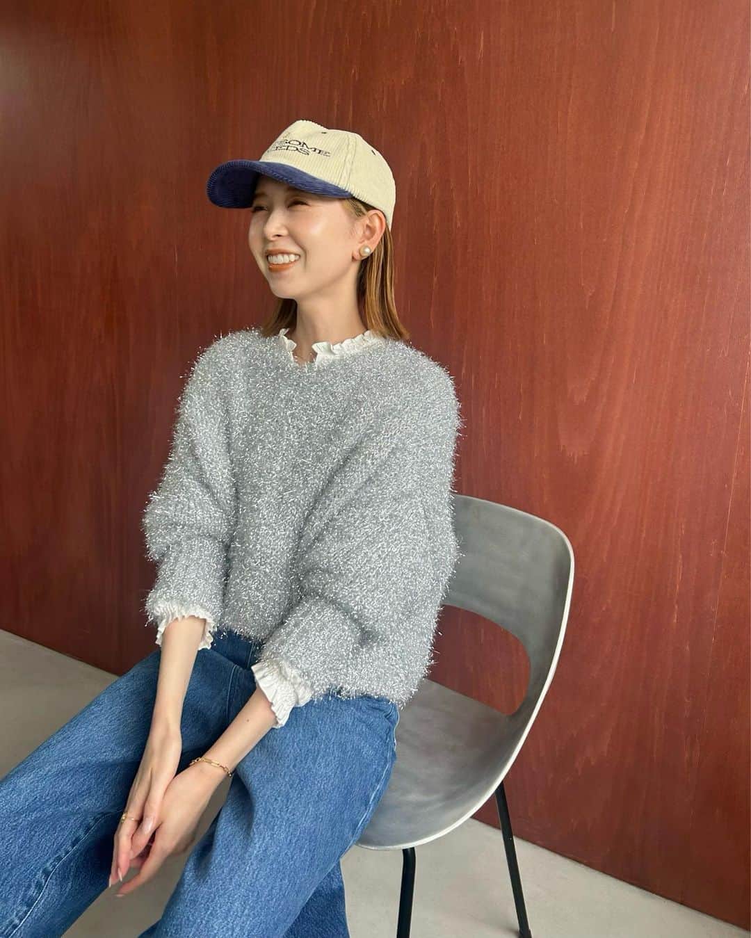 はれこのインスタグラム：「ラメラメふわふわニット🐥🕯️  ハンガーに掛かっている状態を目にした時は、 ちょっとキラキラ過ぎるかな〜って思ったけど、 着ると可愛いᐢ- ̫-ᐢ₎  撮影ではシルバーを着ましたが、 実際に買うならゴールドが良いかな〜 (もう1色はゴールドなのです) #はれここれ買うかもしれない  -  @slobeiena  no.23080912276030  -  #slobeiena  #スローブイエナ  #ニットコーデ  #ニットコーディネート  #秋物コーデ  #秋のコーデ  #秋服コーデ  #秋服コーディネート  #2023aw」