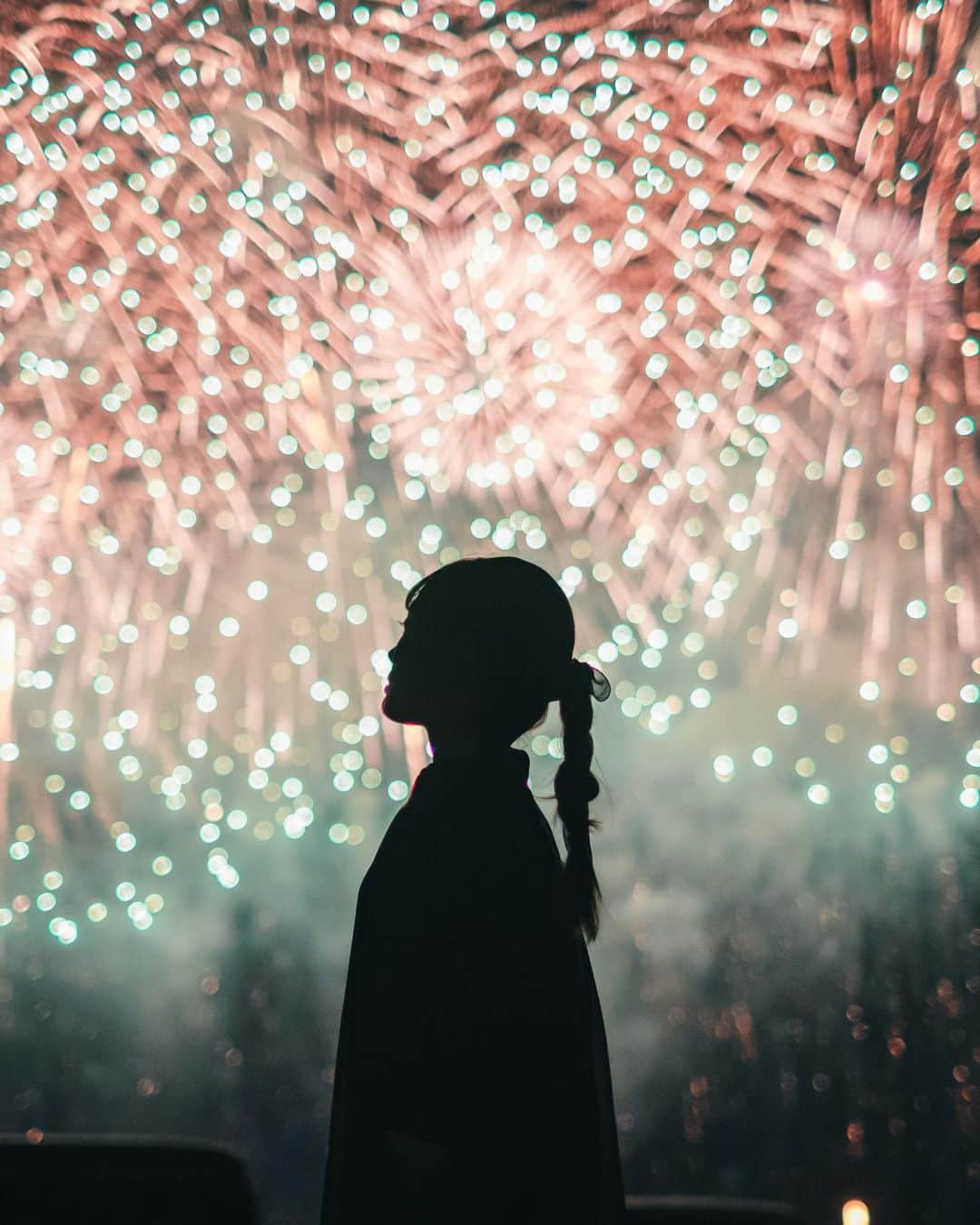 Yuma Takatsukiのインスタグラム：「. . . fireworks . . . . . . 新しいアプリが始まって2日目。 色んな動きとか投稿があっておもしろいね。 ⁡ そんな今日は七夕🎋ということで 星空は見れてないので花火の写真でも。 ⁡ ゆるりと東京楽しんでます。 それでは今日もお疲れ様でした！ . Niigata／Japan X-T4／XF35mmF1.4 R,XF23mm F1.4 R . #長岡花火 #長岡花火大会  #fujifilm  #fujifilm_xseries  #富士フイルム  . ―――――――――――――――――――――――――― 関西を中心にフリーランスで活動しています。 Web広告、個人撮影、家族撮影、PR撮影など、 7月以降の撮影依頼募集中です。 ⁡ ⁡Yuma Takatsukiオリジナルプリセットも販売中です。 ⁡プロフィールのポートフォリオサイトからご覧下さい。  またフォトサークルITTOKOという活動をしています。 ⁡ハイライトに色んなイベントをまとめています。 ――――――――――――――――――――――――――」