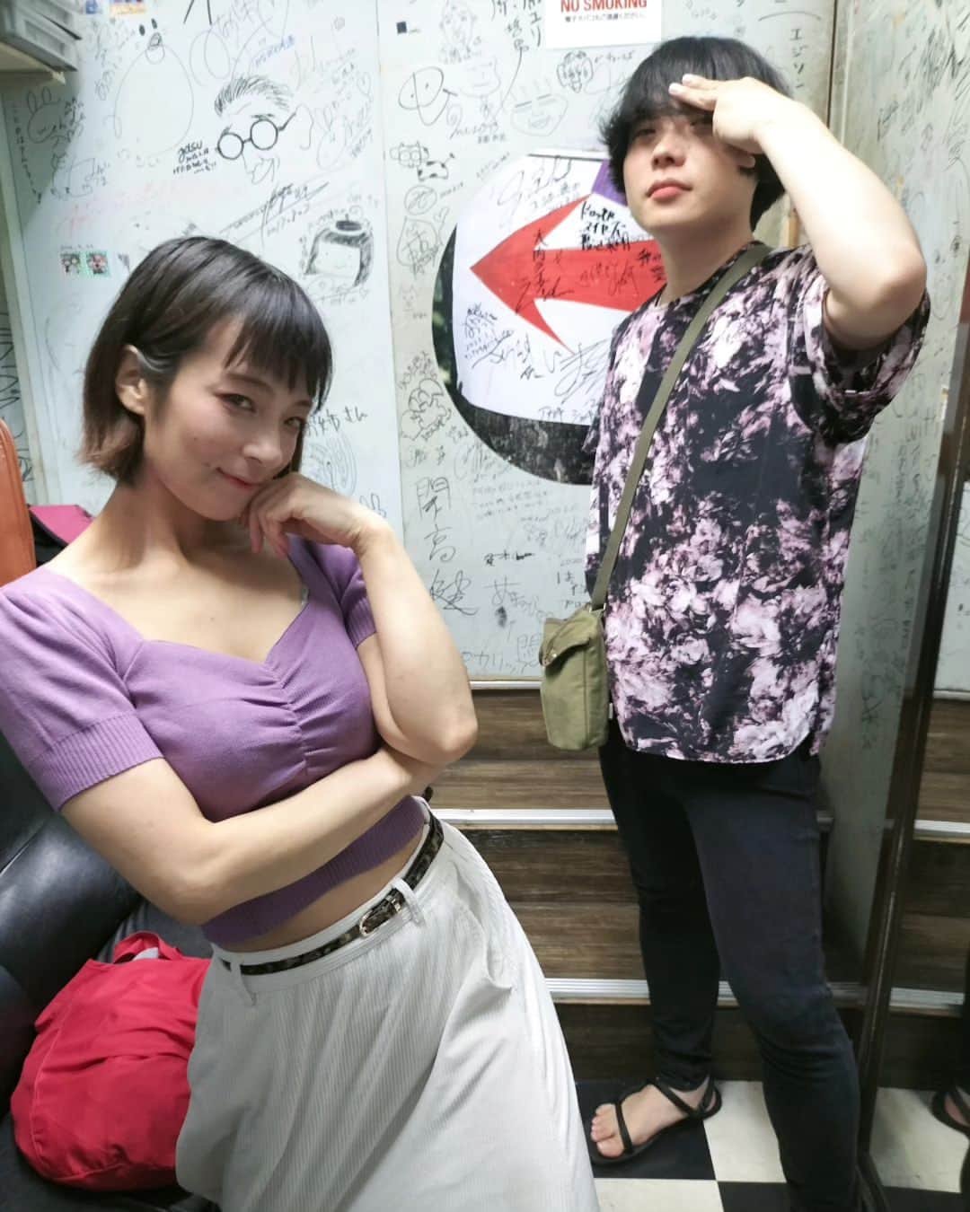しじみのインスタグラム：「ピンク御殿👑 今宵も大盛り上がりですね！  阿佐ヶ谷ロフトと言えばここ〜 な所で撮ったよ」