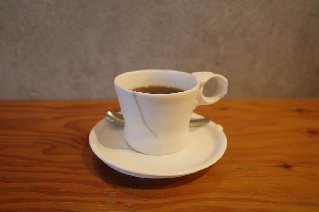 石井輝明さんのインスタグラム写真 - (石井輝明Instagram)「沖縄、宜野湾。 すぐ近くのキングタコスでタコスを食べて、この素敵なカフェへ。 コーヒー美味しかったし、カップの持ち手がかわいかった。  今日は引越し先のお掃除を。 綺麗になっていく様ってのはなんで見ていてこんなにも気持ちがいいのだろうか。  #yamadacoffeeokinawa #cafe #coffee #カフェ #コーヒー #喫茶店 #沖縄カフェ #宜野湾カフェ #カフェ芸人」7月7日 20時56分 - comandanteishii