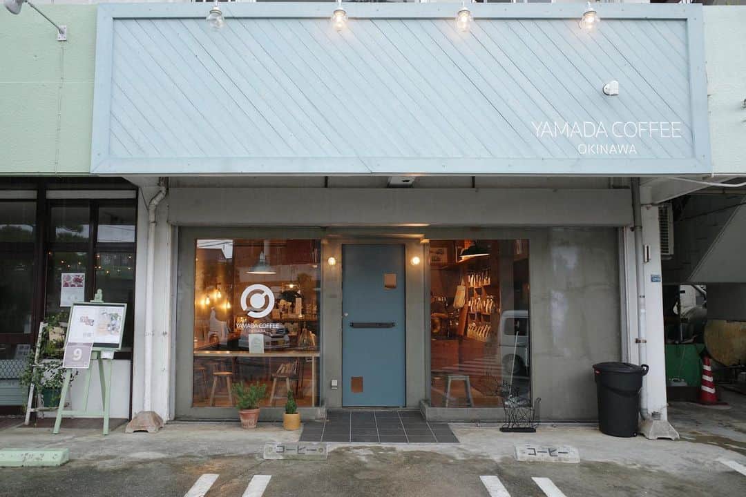 石井輝明のインスタグラム：「沖縄、宜野湾。 すぐ近くのキングタコスでタコスを食べて、この素敵なカフェへ。 コーヒー美味しかったし、カップの持ち手がかわいかった。  今日は引越し先のお掃除を。 綺麗になっていく様ってのはなんで見ていてこんなにも気持ちがいいのだろうか。  #yamadacoffeeokinawa #cafe #coffee #カフェ #コーヒー #喫茶店 #沖縄カフェ #宜野湾カフェ #カフェ芸人」