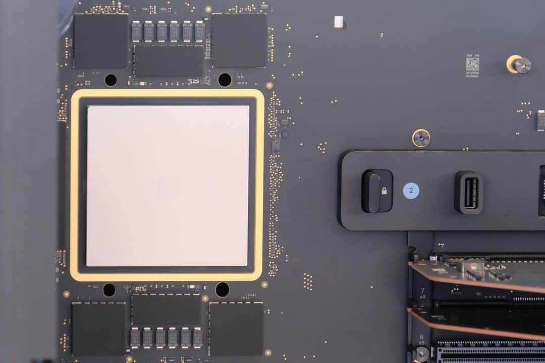 松村太郎のインスタグラム：「Inside of #MacPro with M2 Ultra.」
