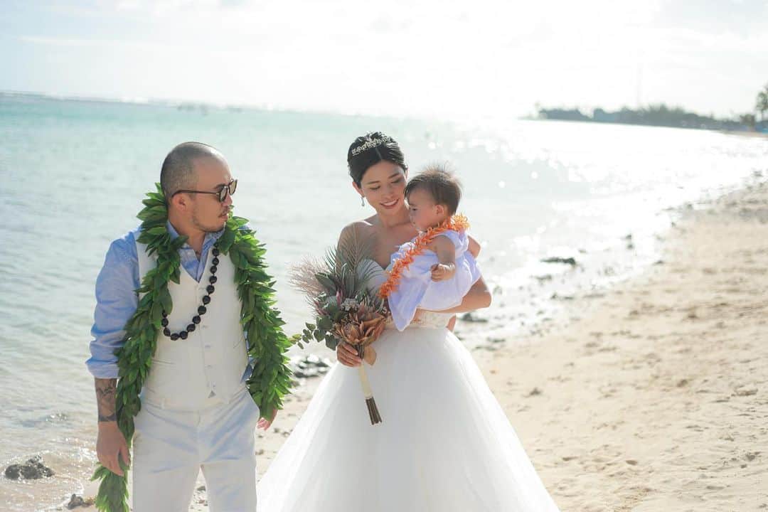 ANNA さんのインスタグラム写真 - (ANNA Instagram)「🌊Wedding Photo🌊  今回のハワイはコロナ禍で行けてなかった新婚旅行でした💍✨  やっと行けた今、もう新婚とは呼べなくなってしまいましたがwアラモアナビーチでウェディングフォトを🌈 いい記念になりました😌✨  #hawaiiweddingphotography #ハワイウェディングフォト #家族写真 #1歳女の子ママ #子連れハワイ #アラモアナビーチ #alamoanabeach」7月7日 20時52分 - anna_flare
