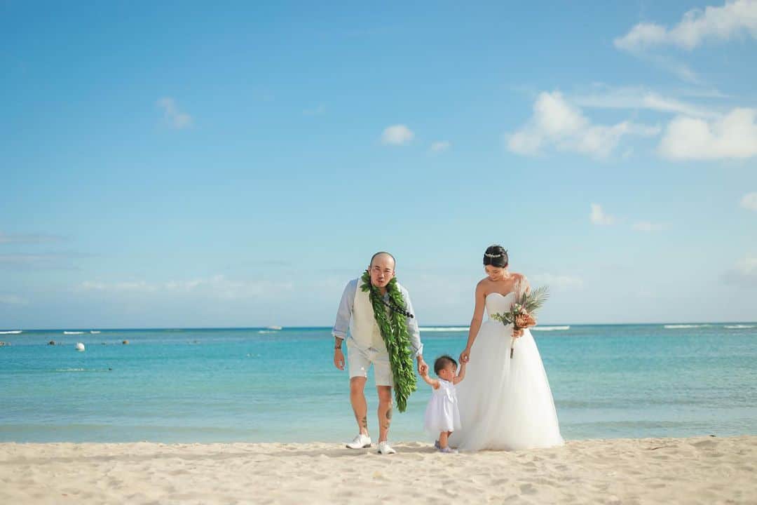 ANNA さんのインスタグラム写真 - (ANNA Instagram)「🌊Wedding Photo🌊  今回のハワイはコロナ禍で行けてなかった新婚旅行でした💍✨  やっと行けた今、もう新婚とは呼べなくなってしまいましたがwアラモアナビーチでウェディングフォトを🌈 いい記念になりました😌✨  #hawaiiweddingphotography #ハワイウェディングフォト #家族写真 #1歳女の子ママ #子連れハワイ #アラモアナビーチ #alamoanabeach」7月7日 20時52分 - anna_flare