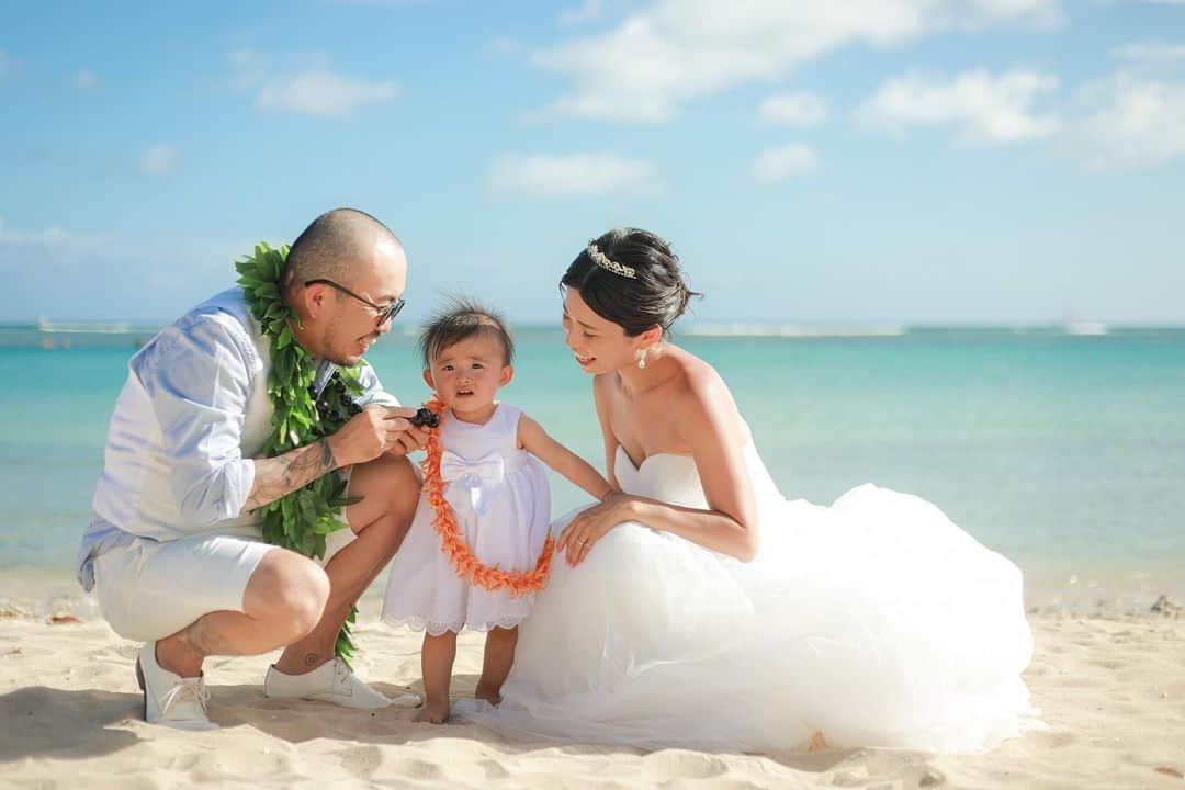 ANNA さんのインスタグラム写真 - (ANNA Instagram)「🌊Wedding Photo🌊  今回のハワイはコロナ禍で行けてなかった新婚旅行でした💍✨  やっと行けた今、もう新婚とは呼べなくなってしまいましたがwアラモアナビーチでウェディングフォトを🌈 いい記念になりました😌✨  #hawaiiweddingphotography #ハワイウェディングフォト #家族写真 #1歳女の子ママ #子連れハワイ #アラモアナビーチ #alamoanabeach」7月7日 20時52分 - anna_flare