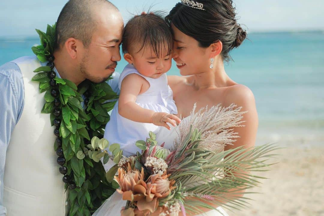 ANNA さんのインスタグラム写真 - (ANNA Instagram)「🌊Wedding Photo🌊  今回のハワイはコロナ禍で行けてなかった新婚旅行でした💍✨  やっと行けた今、もう新婚とは呼べなくなってしまいましたがwアラモアナビーチでウェディングフォトを🌈 いい記念になりました😌✨  #hawaiiweddingphotography #ハワイウェディングフォト #家族写真 #1歳女の子ママ #子連れハワイ #アラモアナビーチ #alamoanabeach」7月7日 20時52分 - anna_flare