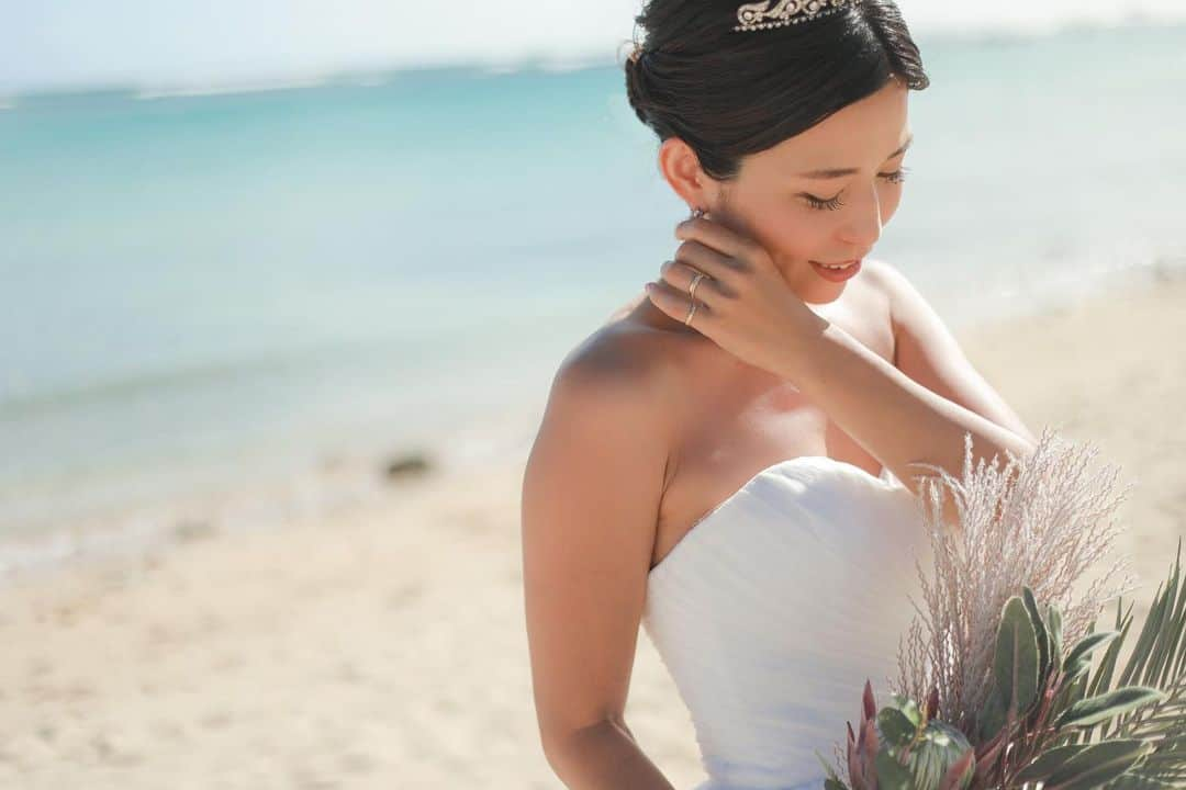 ANNA さんのインスタグラム写真 - (ANNA Instagram)「🌊Wedding Photo🌊  今回のハワイはコロナ禍で行けてなかった新婚旅行でした💍✨  やっと行けた今、もう新婚とは呼べなくなってしまいましたがwアラモアナビーチでウェディングフォトを🌈 いい記念になりました😌✨  #hawaiiweddingphotography #ハワイウェディングフォト #家族写真 #1歳女の子ママ #子連れハワイ #アラモアナビーチ #alamoanabeach」7月7日 20時52分 - anna_flare